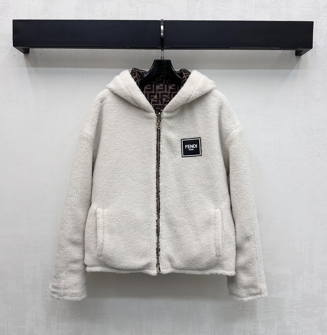 NO:663146,Fend*2025 new products are on the shelves. The reversible hooded zipper jacket is made of YB imported Teddy particle plush nylon material. Comfortable and warm. It follows the reversible design concept. One side of the particle plush is matched with a zipper to adjust the placket to add layering to the look. One side is covered with iconic letter logo elements to highlight the brand tone. Development of surface accessories. Hooded reversible jacket tailoring. Casual, fashionable and relaxed. High version, fendi, jackets & coats, hats,  19860909Fend*2025新品上架两面穿连帽拉链外套定制YB进口泰迪颗粒毛绒尼龙材质 舒适保暖 沿用两面穿设计理念 一面颗粒毛绒配合拉链调节开襟处理 增添造型层次感 一面满铺标志性字母徽标元素 彰显品牌调性 面辅料开发 连帽两穿外套剪裁 随意外搭时髦松弛 高版本,,fendi,jackets & coats,hats, ,Women's clothing