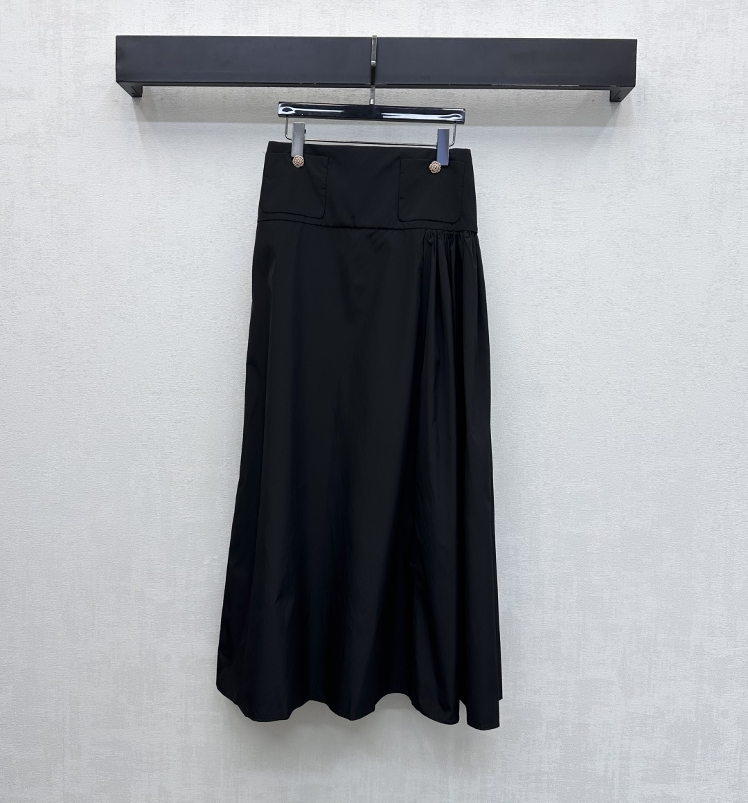 NO:664021,Chane*2026 new products are on the shelves. Umbrella-shaped pleated mid-length skirt. Customized YB imported silk tower thick material. Full texture. Light and comfortable. Symmetrical pocket design on the waist. Made with pleat technology on one side to add layering to the look. Camellia rhinestone placket buttons on the waist and hips are embellished to highlight the brand tone. Development of surface accessories. High-waisted mid-length skirt. Covers the leg shape and makes the legs slimmer and looser. Problems with the same series. Complete sets are more fashionable.  Can also be purchased separately. High version 36 38 40,,chanel,skirts, 19860909Chane*2026新品上架 伞状褶皱中长款半裙 定制YB进口丝塔稠材质 质感十足 轻盈舒适 腰间沿用对称口袋设计 配合单侧采用褶皱工艺打造 增添造型层次感 腰胯山茶花水钻襟扣点缀装饰 彰显品牌调性 面辅料开发 高腰中长款半裙 遮盖腿形显瘦松弛 搭配同系列问题 成套搭配更洋气 也可分开购入 高版本36 38 40,,chanel,skirts, ,Women's clothing