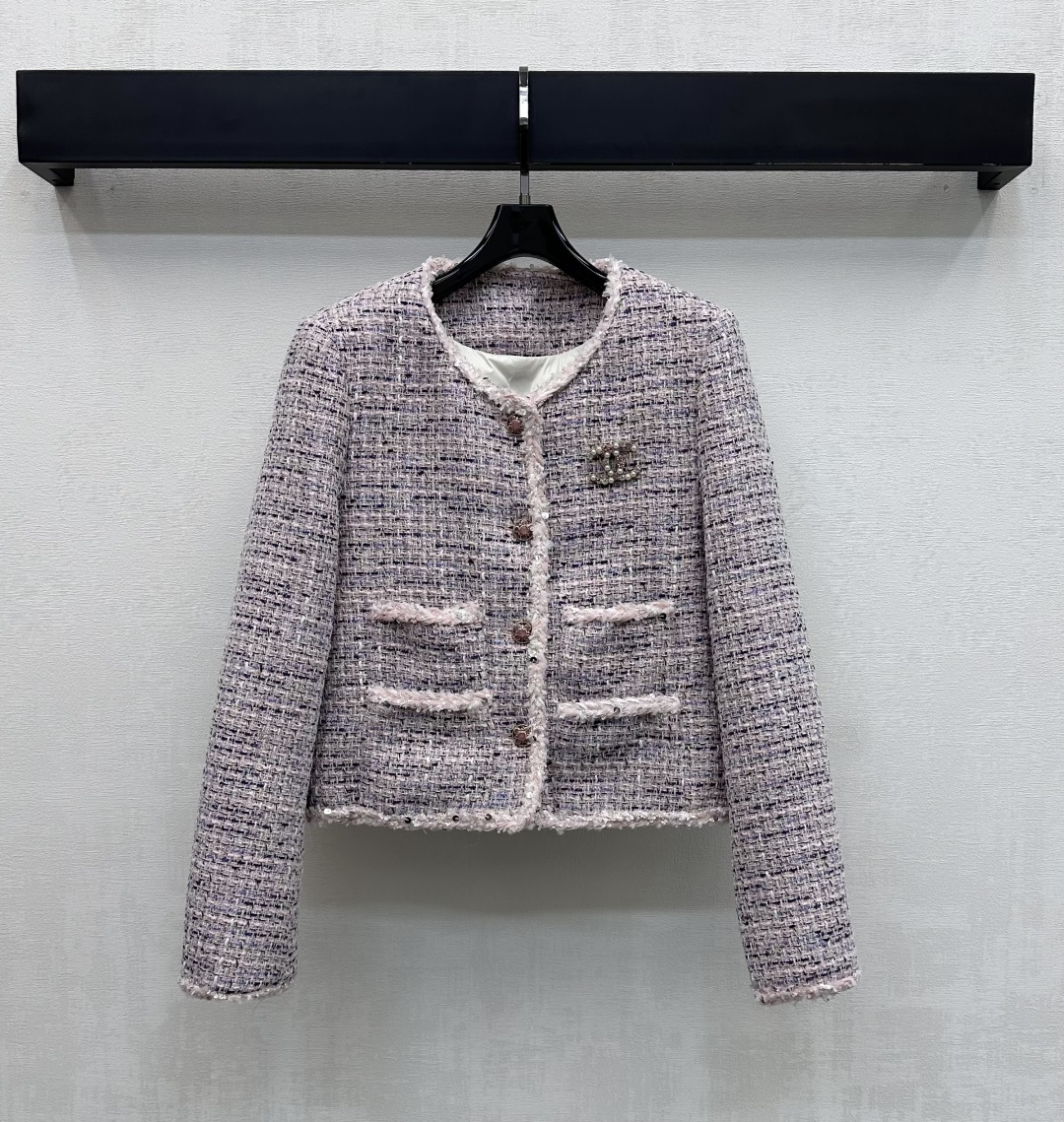 NO:664079,Comes with dust bag Chane* 2025 new arrivals round neck brooch dress down jacket customized YB imported wool woolen material, crisp and stylish, filled with white goose down on the inside, with obvious wooly texture. The collar extends to the hem, pocket edges and cuffs are all processed with bundled edge details. The button placket design is used to add layering to the look. The chest is decorated with the iconic double placket C letter logo brooch to highlight the brand tone. Surface accessories development. Round neck open jacket tailoring.  The first choice for fashionable women. Down filling standard: national standard 90 down. Down filling: white goose down. High version 2 colors 36 38 40, chanel, jackets & coats, down jacket, brooch, breastpin,  19860909配防尘袋Chane*2025新品上架圆领胸针洋装羽绒外套定制YB进口羊毛呢粗纺材质 挺括有型 内里填充白鹅绒 毛感肌理明显 领边延伸至下摆与口袋边和袖口都采用捆绑包边细节处理 沿用纽扣开襟设计 增添造型层次感 胸前点缀标志性双C字母徽标胸针装饰 彰显品牌调性 面辅料开发 圆领开襟外套剪裁 时髦精首选穿搭 充绒标准:国标90绒 充绒物:白鹅绒  高版本2色36 38 40,,chanel,jackets & coats,down jacket,brooch，breastpin, ,Women's clothing