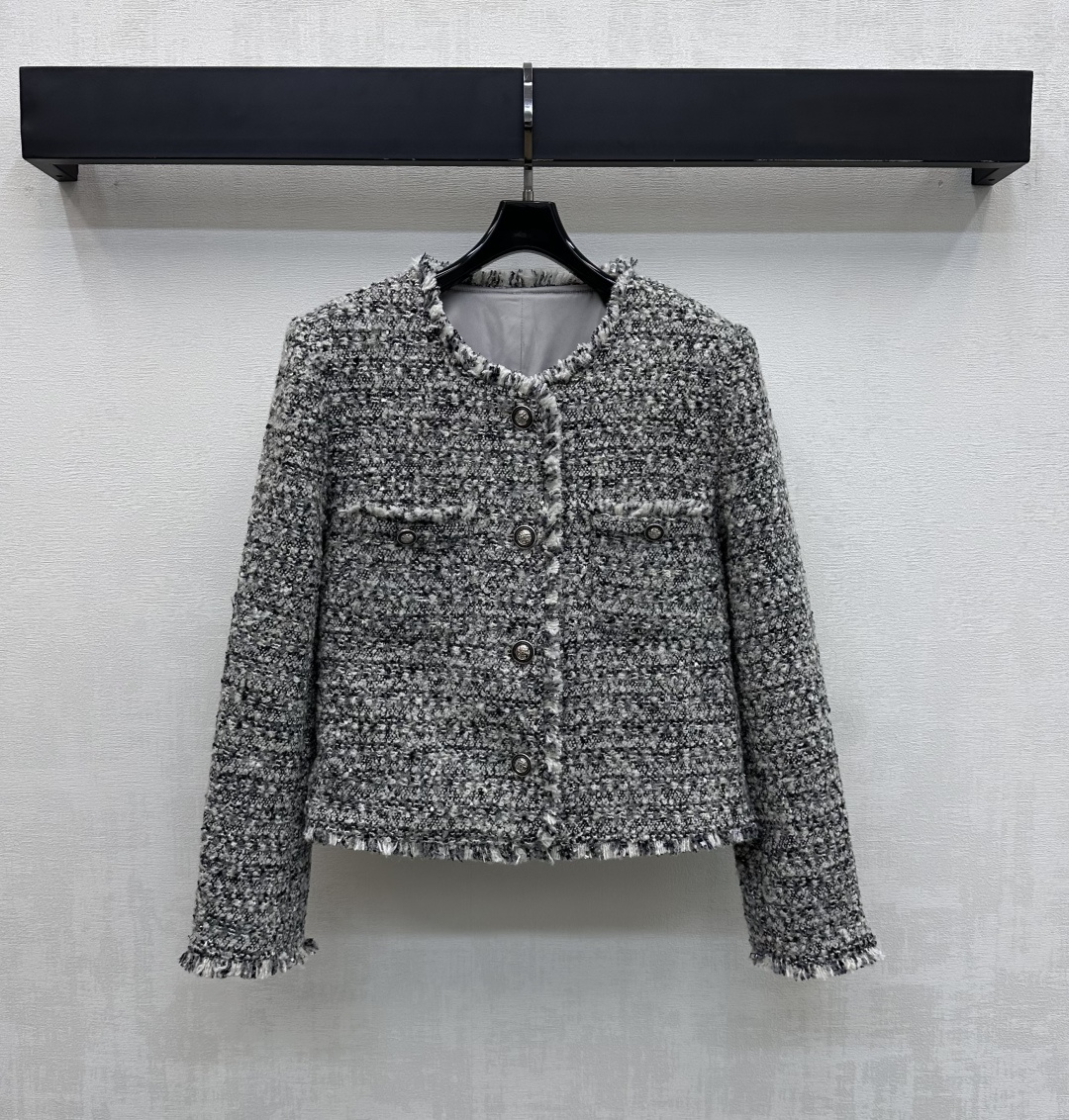 NO:664019,Chane*2025 New Arrival Round Neck Woven Dress Jacket Customized YB Imported Woolen Woolen Material Stiff and Stylish with Obvious Wooly Texture The Overall Collar Extends to the Hem and the Pocket and Sleeve Edges Are Used with Tassel Hemming Details to Add a Layer to the Style The Placket is Decorated with the Iconic Engraved Logo Buttons Matching the Cuffs and Pocket Round Buttons to Highlight the Brand Tonality Development of Surface Accessories Round Neck Cardigan Jacket Tailoring Fashionable Choice High Version 36  38 40,,chanel,jackets & coats, 19860909Chane*2025新品上架圆领编织洋装外套定制YB进口羊毛呢粗纺材质 挺括有型 毛感肌理明显 整体领边延伸至下摆与口袋边和袖边都采用流苏包边细节处理 增添造型层次感 开襟沿用标志性刻印徽标纽扣装饰 配合袖口和口袋圆扣相呼应 彰显品牌调性 面辅料开发 圆领开襟外套剪裁 时髦精首选穿搭  高版本36 38 40,,chanel,jackets & coats, ,Women's clothing
