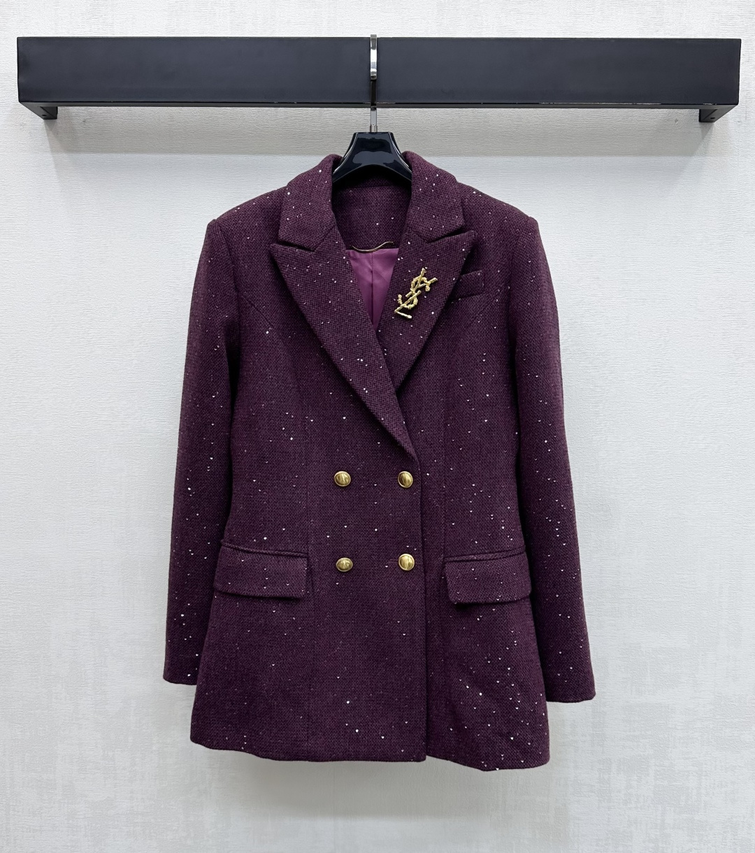 NO:664063,Ysl / Saint Laurent*2025 new arrivals lapel brooch blazer customized YB imported woolen worsted material with obvious texture and high quality. The chest is embellished with iconic metal logo pin decoration to highlight the brand tone. The placket is adjusted with double-row buttons. It is combined with all-over sequins to integrate rich visual beauty and add layering to the look. Development of surface accessories. Lapel and shoulder blazer tailoring shows the British literary style. The outfit is not picky and looks relaxed.  Stacked to look stylish, high version in 2 colors, saint laurent, saint laurent, jackets & coats, business suit, brooch, breastpin,  19860909Ysl / Saint Laurent*2025新品上架翻领胸针西装外套定制YB进口羊毛呢精纺材质 肌理明显 质感上乘 胸前点缀标志性金属徽标别针装饰 彰显品牌调性 开襟沿用双排纽扣调节设计 配合通体亮片融入丰富视觉美感 增添造型层次感 面辅料开发 翻领正肩西装外套剪裁 尽显英伦文艺风格 穿搭不挑身材洋气松弛 叠穿出彩时髦  高版本2色,,saint laurent,saint laurent,jackets & coats,business suit,brooch，breastpin, ,Women's clothing