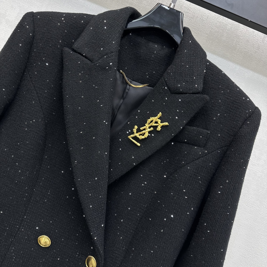 NO:664049,Ysl / Saint Laurent*2025 new arrivals lapel brooch blazer customized YB imported woolen worsted material with obvious texture and high quality. The chest is embellished with iconic metal logo pin decoration to highlight the brand tone. The placket is adjusted with double-row buttons. It is combined with all-over sequins to integrate rich visual beauty and add layering to the look. Development of surface accessories. Lapel and shoulder blazer tailoring shows the British literary style. The outfit is not picky and looks relaxed.  Stacked to look stylish, high version in 2 colors, saint laurent, saint laurent, jackets & coats, business suit, brooch, breastpin,  19860909Ysl / Saint Laurent*2025新品上架翻领胸针西装外套定制YB进口羊毛呢精纺材质 肌理明显 质感上乘 胸前点缀标志性金属徽标别针装饰 彰显品牌调性 开襟沿用双排纽扣调节设计 配合通体亮片融入丰富视觉美感 增添造型层次感 面辅料开发 翻领正肩西装外套剪裁 尽显英伦文艺风格 穿搭不挑身材洋气松弛 叠穿出彩时髦  高版本2色,,saint laurent,saint laurent,jackets & coats,business suit,brooch，breastpin, ,Women's clothing