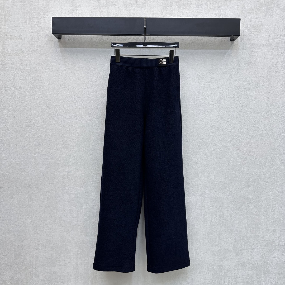 NO:664003,Miami*2025 new products are on the shelves. Straight-leg embroidered logo trousers. Customized YB imported blended woolen material. Stiff and stylish. Full of texture. The elastic weaving design is used on the waist to add layering to the look. The iconic embroidered letters and label elements are embellished on one side of the waist and hips to highlight the brand tone. Fabric and accessories development. High-waisted straight-leg casual trousers. Simple casual fashion. Trendy and fashionable for daily commuting. High version,  19860909Miami*2025新品上架 直筒刺绣徽标长裤 定制YB进口混纺羊毛呢材质 挺括有型 质感十足 腰间沿用弹力编织设计 增添造型层次感 腰胯单侧点缀标志性刺绣字母布标元素 彰显品牌调性 面辅料开发 高腰直筒休闲长裤 简约休闲时尚 日常通勤潮流时髦 高版本,, ,Women's clothing