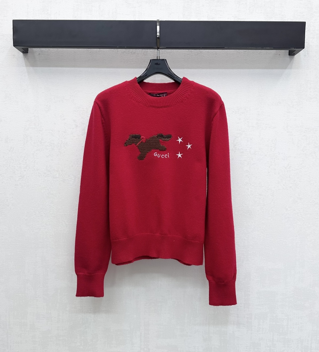 NO:664972,Gucc*2025 new products are on the shelves. Round neck embroidered letter logo knitted sweater. Customized YB imported 100% pure wool knitted material. Comfortable and warm. Excellent texture. The collar, cuffs and hem are all threaded. The overall plain base is matched with a loose fit design to add layering to the look. The chest is decorated with the iconic embroidered letter logo horse and star elements to highlight the brand tone. Development of surface accessories. Round neck long-sleeved pullover sweater cut. Relaxed and casual for daily commuting.  Suitable for holiday wear and full of atmosphere. High version in 3 colors, gucci, sweaters,  19860909Gucc*2025新品上架 圆领刺绣字母徽标针织毛衣 定制YB进口百分百纯羊毛针织材质 舒适保暖 质感上乘 领边袖口与衣摆都沿用螺纹包边处理 整体素色打底搭配宽松版型设计 增添造型层次感 胸前点缀标志性刺绣字母徽标骏马与星星元素装饰 彰显品牌调性 面辅料开发 圆领长袖套头毛衣剪裁 日常通勤松弛休闲 适配节假日穿搭氛围感十足 高版本3色,,gucci,sweaters, ,Women's clothing