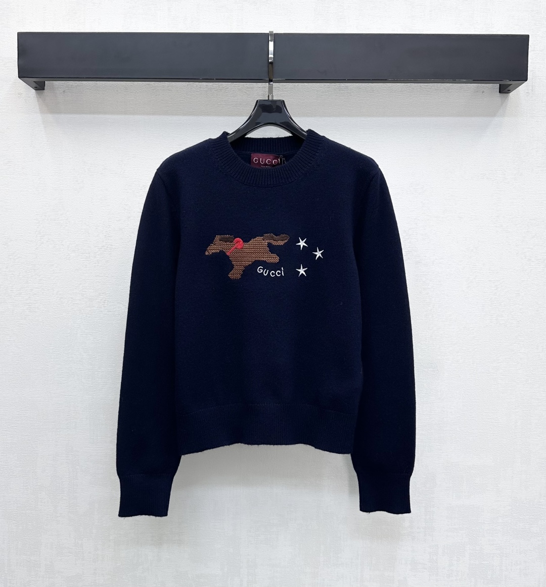 NO:664987,Gucc*2025 new products are on the shelves. Round neck embroidered letter logo knitted sweater. Customized YB imported 100% pure wool knitted material. Comfortable and warm. Excellent texture. The collar, cuffs and hem are all threaded. The overall plain base is matched with a loose fit design to add layering to the look. The chest is decorated with the iconic embroidered letter logo horse and star elements to highlight the brand tone. Development of surface accessories. Round neck long-sleeved pullover sweater cut. Relaxed and casual for daily commuting.  Suitable for holiday wear and full of atmosphere. High version in 3 colors, gucci, sweaters,  19860909Gucc*2025新品上架 圆领刺绣字母徽标针织毛衣 定制YB进口百分百纯羊毛针织材质 舒适保暖 质感上乘 领边袖口与衣摆都沿用螺纹包边处理 整体素色打底搭配宽松版型设计 增添造型层次感 胸前点缀标志性刺绣字母徽标骏马与星星元素装饰 彰显品牌调性 面辅料开发 圆领长袖套头毛衣剪裁 日常通勤松弛休闲 适配节假日穿搭氛围感十足 高版本3色,,gucci,sweaters, ,Women's clothing