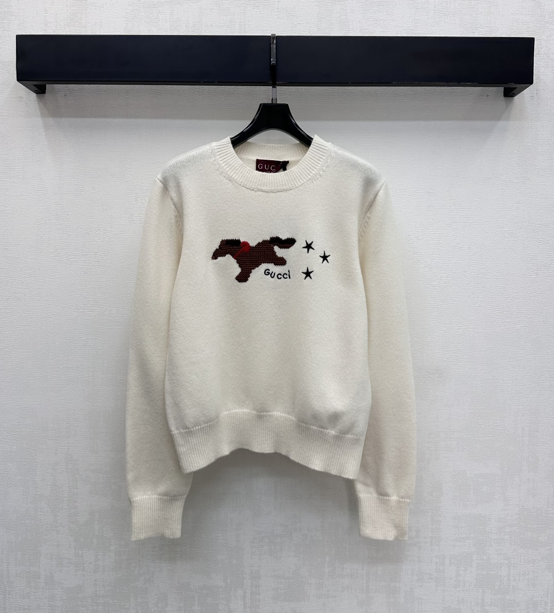 NO:664933,Gucc*2025 new products are on the shelves. Round neck embroidered letter logo knitted sweater. Customized YB imported 100% pure wool knitted material. Comfortable and warm. Excellent texture. The collar, cuffs and hem are all threaded. The overall plain base is matched with a loose fit design to add layering to the look. The chest is decorated with the iconic embroidered letter logo horse and star elements to highlight the brand tone. Development of surface accessories. Round neck long-sleeved pullover sweater cut. Relaxed and casual for daily commuting.  Suitable for holiday wear and full of atmosphere. High version in 3 colors, gucci, sweaters,  19860909Gucc*2025新品上架 圆领刺绣字母徽标针织毛衣 定制YB进口百分百纯羊毛针织材质 舒适保暖 质感上乘 领边袖口与衣摆都沿用螺纹包边处理 整体素色打底搭配宽松版型设计 增添造型层次感 胸前点缀标志性刺绣字母徽标骏马与星星元素装饰 彰显品牌调性 面辅料开发 圆领长袖套头毛衣剪裁 日常通勤松弛休闲 适配节假日穿搭氛围感十足 高版本3色,,gucci,sweaters, ,Women's clothing