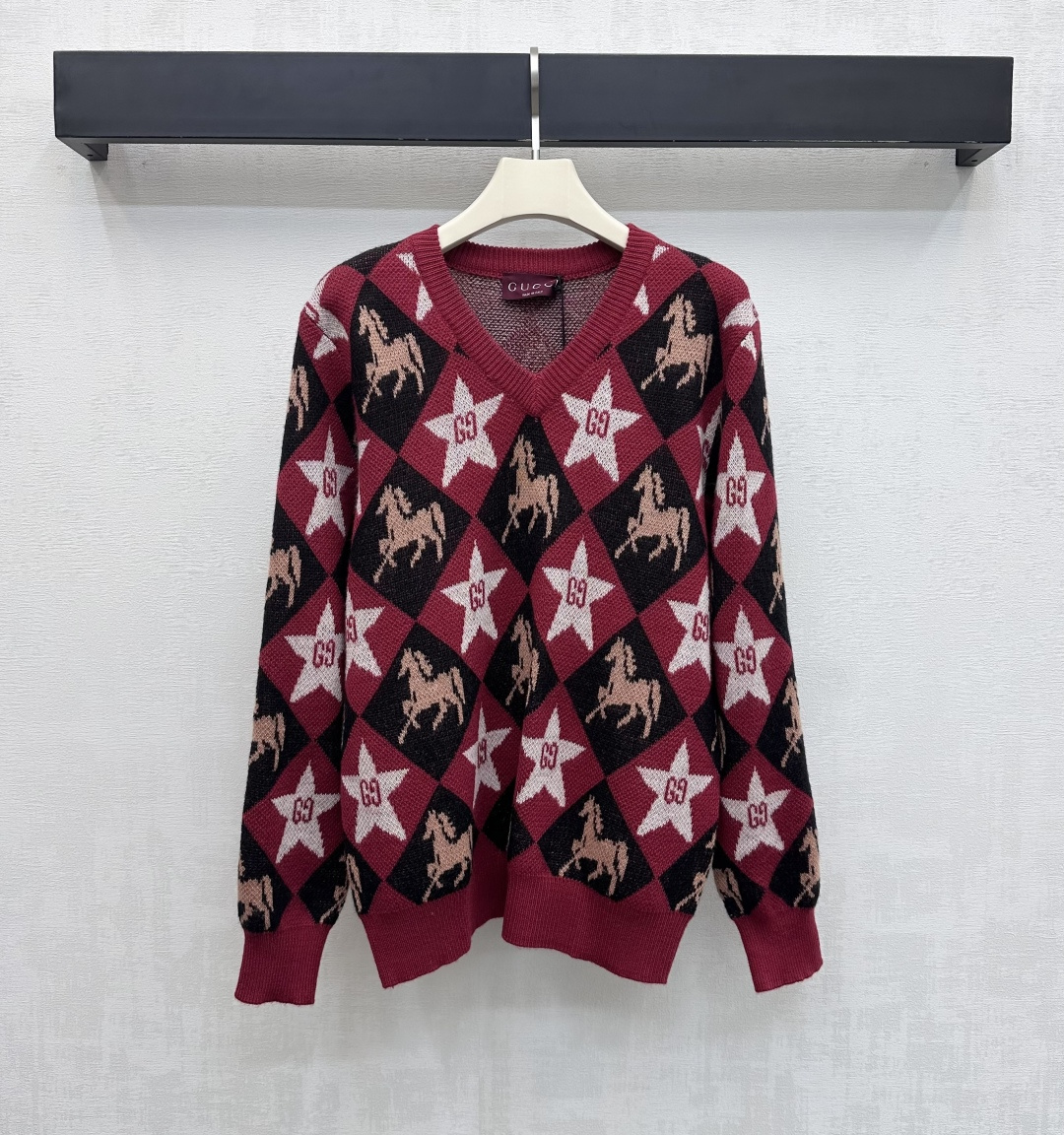 NO:664947,Gucc*2025 new products are on the shelves. V-neck long-sleeved knitted sweater. Customized YB imported 100% wool knitted material. Soft, comfortable and high-quality. The collar, cuffs and hem are all processed with elastic thread binding details. It is matched with a loose-fitting design with dropped shoulders to add a sense of layering to the look. The whole body is decorated with rhombus pattern and the iconic double G letter logo horse and star elements to highlight the brand tone. The development of surface accessories. V-neck pullover knitted sweater tailoring. Suitable for holiday wear and full of atmosphere.  Fashionable and versatile for everyday use, high version in 2 colors, gucci, sweaters,  19860909Gucc*2025新品上架 V领长袖针织毛衣 定制YB进口百分百羊毛针织材质 柔软舒适 质感上乘 领边袖口与衣摆都沿用弹力螺纹包边细节处理 搭配落肩宽松版型设计 增添造型层次感 整体采用菱格纹配合标志性双G字母徽标骏马与星星元素装饰 彰显品牌调性 面辅料开发 V领套头针织毛衣剪裁 适配节假日穿搭氛围感十足 时髦日常百搭  高版本2色,,gucci,sweaters, ,Women's clothing