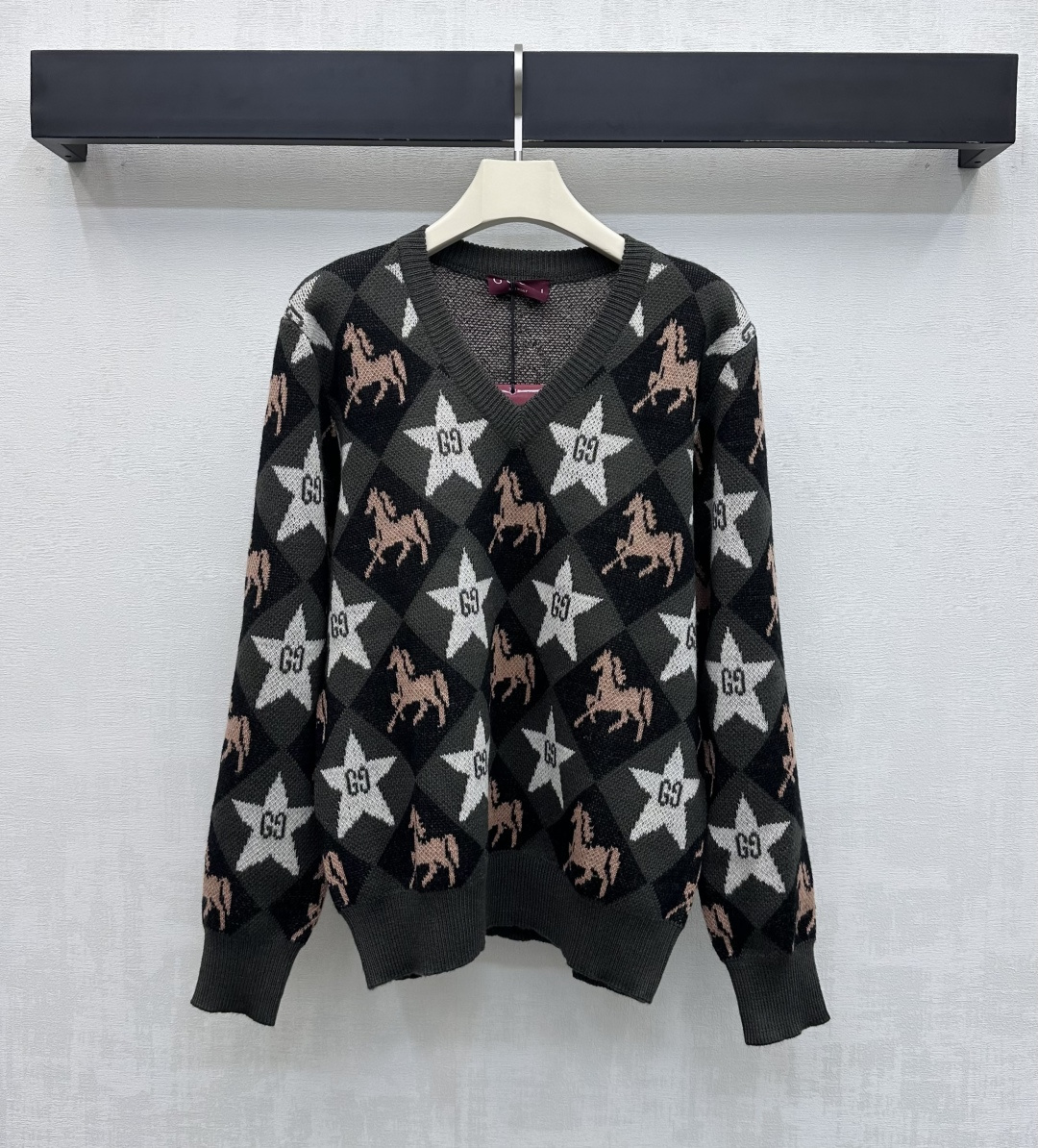 NO:664963,Gucc*2025 new products are on the shelves. V-neck long-sleeved knitted sweater. Customized YB imported 100% wool knitted material. Soft, comfortable and high-quality. The collar, cuffs and hem are all processed with elastic thread binding details. It is matched with a loose-fitting design with dropped shoulders to add a sense of layering to the look. The whole body is decorated with rhombus pattern and the iconic double G letter logo horse and star elements to highlight the brand tone. The development of surface accessories. V-neck pullover knitted sweater tailoring. Suitable for holiday wear and full of atmosphere.  Fashionable and versatile for everyday use, high version in 2 colors, gucci, sweaters,  19860909Gucc*2025新品上架 V领长袖针织毛衣 定制YB进口百分百羊毛针织材质 柔软舒适 质感上乘 领边袖口与衣摆都沿用弹力螺纹包边细节处理 搭配落肩宽松版型设计 增添造型层次感 整体采用菱格纹配合标志性双G字母徽标骏马与星星元素装饰 彰显品牌调性 面辅料开发 V领套头针织毛衣剪裁 适配节假日穿搭氛围感十足 时髦日常百搭  高版本2色,,gucci,sweaters, ,Women's clothing