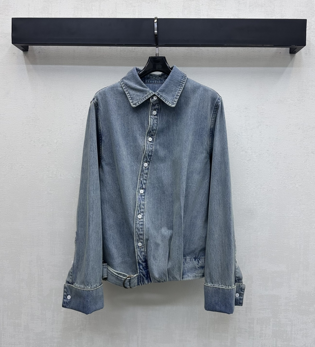 NO:664959,Loew*2025 new products are on the shelves. Lapel diagonal side placket denim jacket. Customized YB imported raw twill cotton denim material. Comfortable texture. Stiff and stylish. Multiple enzyme washing process. Shows retro light blue. The front placket is adjusted with diagonal buttons. It is tightened with the hem belt to add layering to the look. The back is embellished with the iconic embroidered logo pattern to highlight the brand tone. Surface accessories development. Lapel jacket denim jacket tailoring. Paired with high-waisted trousers of the same series.  The complete set is cool and cool. You can also buy it separately. High version in 2 colors, loewe, jackets & coats, jackets & coats,  19860909Loew*2025新品上架 翻领斜侧开襟牛仔外套 定制YB进口原生斜纹全棉牛仔材质 质感舒适 挺括有型 多重酵素水洗工艺 呈现复古淡蓝色 前襟沿用斜侧纽扣调节设计 配合衣摆腰带收紧处理 增添造型层次感 后背点缀标志性刺绣徽标图案装饰 彰显品牌调性 面辅料开发 翻领夹克牛仔外套剪裁 搭配同系列高腰长裤 成套穿搭又酷又飒爽 也可分开购入  高版本2色,,loewe,jackets & coats,jackets & coats, ,Women's clothing