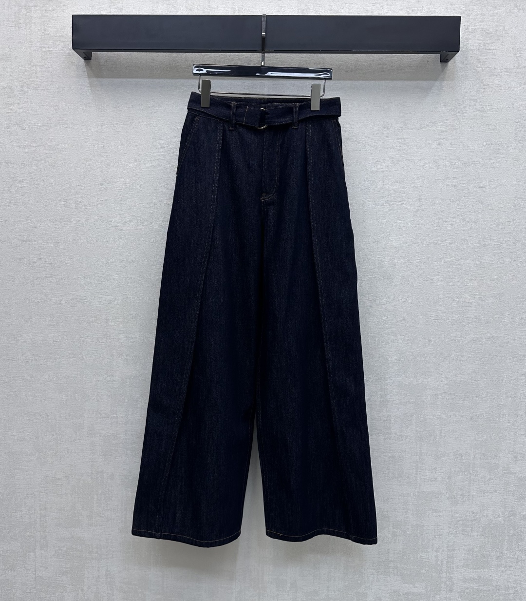 NO:664971,Loew*2025 new products are on the shelves. Straight-leg denim trousers with belt. Customized YB imported virgin twill cotton material. High-quality texture. Comfortable and stylish. Multi-enzyme washing process. Shows retro dark blue. Fabric belt waist design at the waist. Perfectly outlines body proportions. With pleated effect, the lines are smooth and neat, adding layering to the look. The waist and hip are embellished with iconic leather letter logo elements to highlight the brand's tone. Development of surface accessories. High-waisted denim trousers cut to match the same series of denim jackets.  The complete set is cool and cool. You can also buy it separately. High version in 2 colors, loewe, jackets & coats,  19860909Loew*2025新品上架 腰带直筒牛仔长裤 定制YB进口原生斜纹全棉材质 质感上乘 舒适有型 多重酵素水洗工艺 呈现复古深蓝色 腰间本布腰带收腰设计 完美勾勒身材比例 配合压褶效果线条流畅利落 增添造型层次感 腰胯点缀标志性皮革字母徽标元素 彰显品牌调性 面辅料开发 高腰牛仔长裤版型剪裁 搭配同系列牛仔外套 成套穿搭又酷又飒爽 也可分开购入 高版本2色,,loewe,jackets & coats, ,Women's clothing