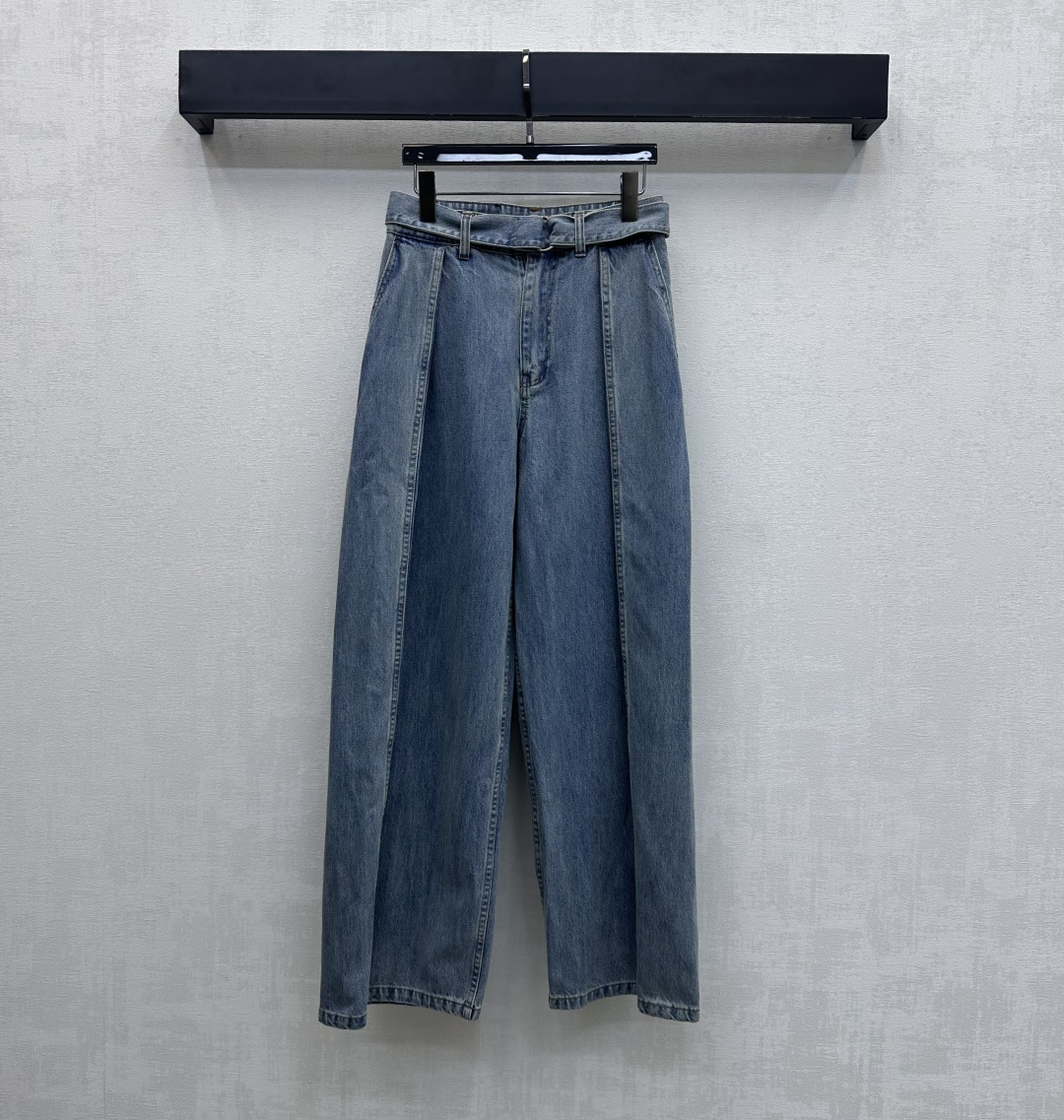 NO:664951,Loew*2025 new products are on the shelves. Straight-leg denim trousers with belt. Customized YB imported raw twill cotton material. High-quality texture. Comfortable and stylish. Multiple enzyme washing process. Shows retro light blue. Fabric belt waist design at the waist. Perfectly outlines body proportions. With pleated effect, the lines are smooth and neat, adding layering to the look. The waist and hip are embellished with iconic leather letter logo elements to highlight the brand's tone. Development of surface accessories. High-waisted denim trousers cut to match the same series of denim jackets.  The complete set is cool and cool. You can also buy it separately. High version in 2 colors, loewe, jackets & coats,  19860909Loew*2025新品上架 腰带直筒牛仔长裤 定制YB进口原生斜纹全棉材质 质感上乘 舒适有型 多重酵素水洗工艺 呈现复古淡蓝色 腰间本布腰带收腰设计 完美勾勒身材比例 配合压褶效果线条流畅利落 增添造型层次感 腰胯点缀标志性皮革字母徽标元素 彰显品牌调性 面辅料开发 高腰牛仔长裤版型剪裁 搭配同系列牛仔外套 成套穿搭又酷又飒爽 也可分开购入 高版本2色,,loewe,jackets & coats, ,Women's clothing