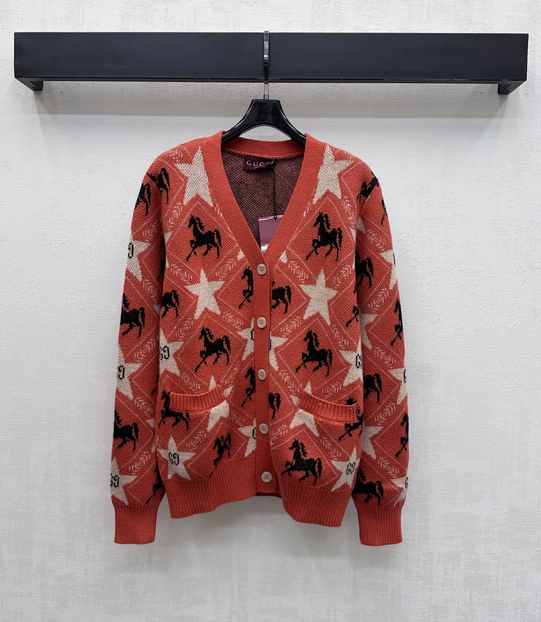 NO:665790,Gucc*2025 new products on the shelves V-neck long-sleeved knitted cardigan. Customized YB imported 100% wool knitted material. Soft, comfortable and high-quality. The collar, cuffs and hem are all processed with elastic thread binding details. It is matched with a dropped shoulder loose fit and a button-adjustable placket design to add layering to the look. The overall design is made of rhombus pattern and decorated with the iconic double G letter logo horse and star elements to highlight the brand's tone. Surface accessories development V-neck long-sleeved knitted jacket tailoring  Suitable for holiday wear and full of atmosphere. Fashionable and versatile for daily use. High version in 5 colors, gucci, jackets & coats,  19860909Gucc*2025新品上架 V领长袖针织开衫 定制YB进口百分百羊毛针织材质 柔软舒适 质感上乘 领边袖口与衣摆都沿用弹力螺纹包边细节处理 搭配落肩宽松版型配合纽扣调节开襟设计 增添造型层次感 整体采用菱格纹配合标志性双G字母徽标骏马与星星元素装饰 彰显品牌调性 面辅料开发 V领长袖针织外套剪裁 适配节假日穿搭氛围感十足 时髦日常百搭  高版本5色,,gucci,jackets & coats, ,Women's clothing