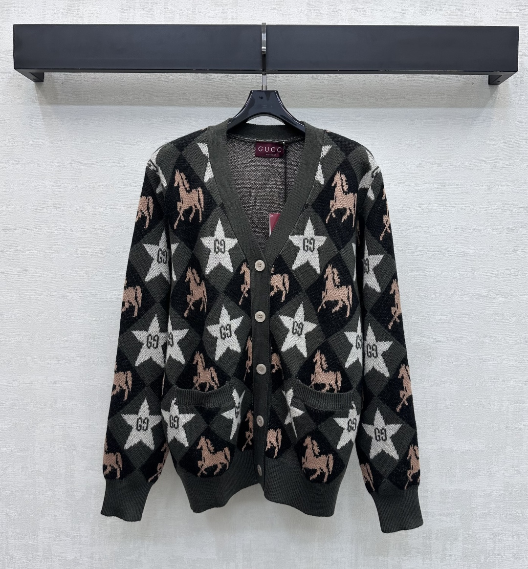 NO:665775,Gucc*2025 new products on the shelves V-neck long-sleeved knitted cardigan. Customized YB imported 100% wool knitted material. Soft, comfortable and high-quality. The collar, cuffs and hem are all processed with elastic thread binding details. It is matched with a dropped shoulder loose fit and a button-adjustable placket design to add layering to the look. The overall design is made of rhombus pattern and decorated with the iconic double G letter logo horse and star elements to highlight the brand's tone. Surface accessories development V-neck long-sleeved knitted jacket tailoring  Suitable for holiday wear and full of atmosphere. Fashionable and versatile for daily use. High version in 5 colors, gucci, jackets & coats,  19860909Gucc*2025新品上架 V领长袖针织开衫 定制YB进口百分百羊毛针织材质 柔软舒适 质感上乘 领边袖口与衣摆都沿用弹力螺纹包边细节处理 搭配落肩宽松版型配合纽扣调节开襟设计 增添造型层次感 整体采用菱格纹配合标志性双G字母徽标骏马与星星元素装饰 彰显品牌调性 面辅料开发 V领长袖针织外套剪裁 适配节假日穿搭氛围感十足 时髦日常百搭  高版本5色,,gucci,jackets & coats, ,Women's clothing