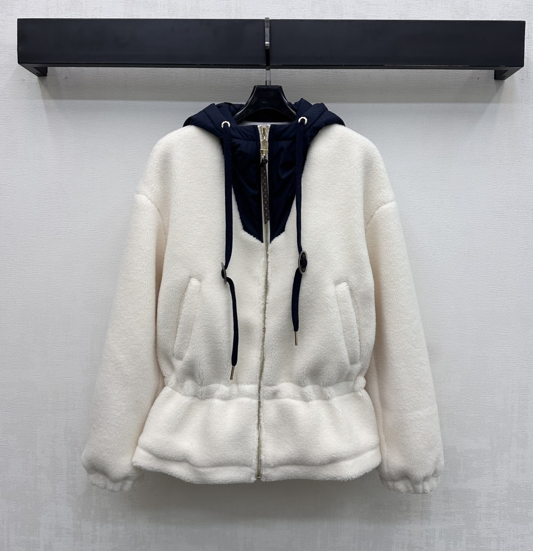 NO:666203,Louis Vuitto*2025 new products are on the shelves. Teddy drawstring hooded jacket is made of YB imported Teddy plush nylon material. It is warm and comfortable. The double collision design of color and fabric is used throughout. The hem is tightened and adjusted with a drawstring to add a sense of layering. The back is decorated with the iconic four-leaf clover letter pattern. The placket leather logo element echoes to highlight the brand tone. Development of surface accessories. Hooded drawstring zipper jacket tailoring. Breathable mesh lining. The first choice for fashionable wear in autumn and winter.  high version,,louis vuitton,jackets & coats,hats, 19860909Louis Vuitto*2025新品上架泰迪抽绳连帽外套定制YB进口泰迪毛绒尼龙材质 保暖舒适 整体沿用颜色和面料双重碰撞设计 下摆采用抽绳收紧调节 增添造型层次感 后背沿用标志性四叶草字母图案装饰 开襟皮革徽标元素呼应 彰显品牌调性 面辅料开发 连帽抽绳拉链外套剪裁 内里透气网面 秋冬时髦穿搭首选 高版本,,louis vuitton,jackets & coats,hats, ,Women's clothing