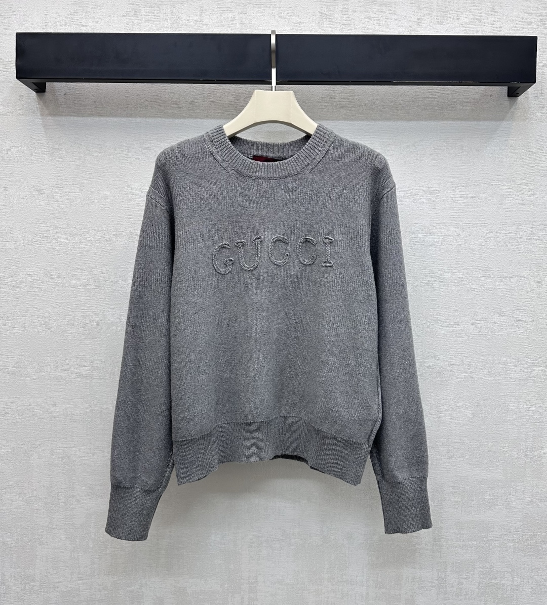 NO:665762,Gucc*2026 new products are on the shelves. New Year logo crochet knitted sweater. Customized YB cashmere wool knitted material. Comfortable to wear and full of texture. The hem and cuffs are edged with elastic threads. It is designed with loose shoulders and a loose fit to add layering to the look. The knots on the chest are intertwined to present a three-dimensional letter logo shape to highlight the brand's tone. Development of surface accessories. Round neck knitted pullover sweater tailoring for a relaxed and stylish look.  High version 3 colors,,gucci,sweaters, 19860909Gucc*2026新品上架 贺岁徽标钩花针织毛衣 定制YB羊绒羊毛针织材质 穿搭舒适 质感十足 衣摆与袖口沿用弹力螺纹包边处理 配合溜肩宽松版型设计 增添造型层次感 胸前绳结盘绕 交织呈现立体字母徽标造型 彰显品牌调性 面辅料开发 圆领针织套头毛衣剪裁 穿搭松弛洋气 高版本3色,,gucci,sweaters, ,Women's clothing