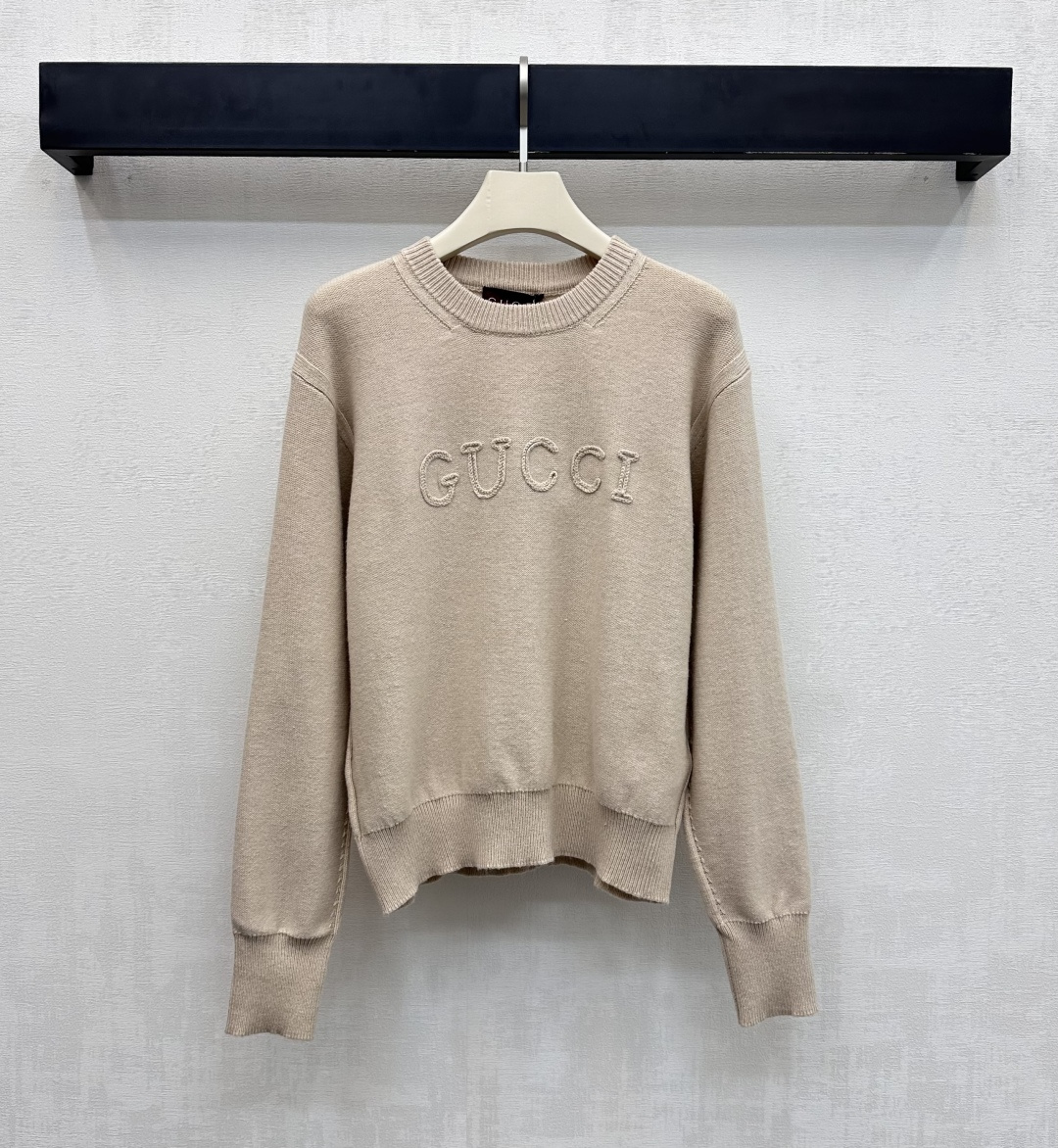 NO:665770,Gucc*2026 new products are on the shelves. New Year logo crochet knitted sweater. Customized YB cashmere wool knitted material. Comfortable to wear and full of texture. The hem and cuffs are edged with elastic threads. It is designed with loose shoulders and a loose fit to add layering to the look. The knots on the chest are intertwined to present a three-dimensional letter logo shape to highlight the brand's tone. Development of surface accessories. Round neck knitted pullover sweater tailoring for a relaxed and stylish look.  High version 3 colors,,gucci,sweaters, 19860909Gucc*2026新品上架 贺岁徽标钩花针织毛衣 定制YB羊绒羊毛针织材质 穿搭舒适 质感十足 衣摆与袖口沿用弹力螺纹包边处理 配合溜肩宽松版型设计 增添造型层次感 胸前绳结盘绕 交织呈现立体字母徽标造型 彰显品牌调性 面辅料开发 圆领针织套头毛衣剪裁 穿搭松弛洋气 高版本3色,,gucci,sweaters, ,Women's clothing