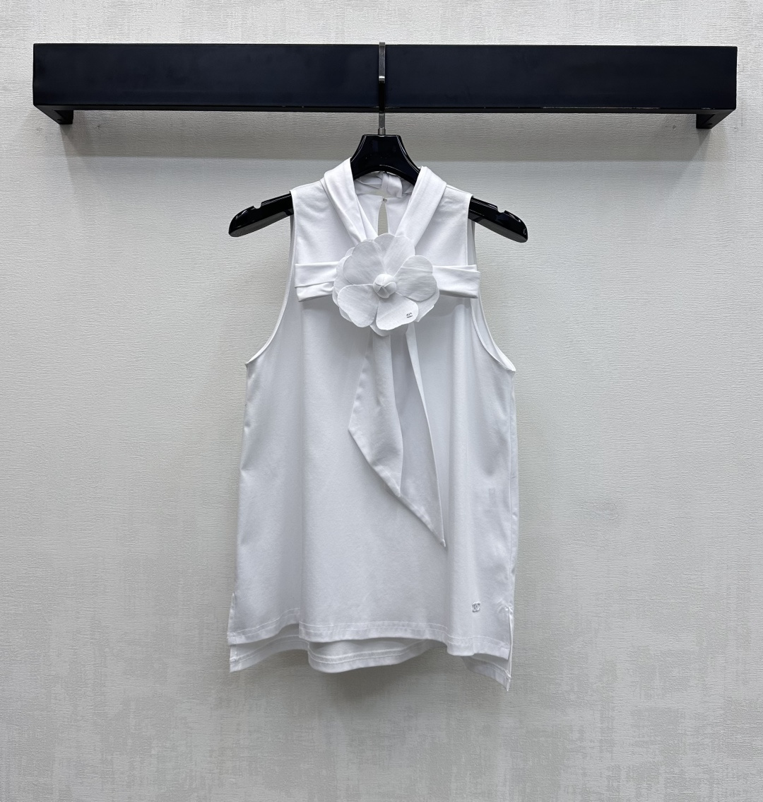 NO:665761,Chane*2026 new products are on the shelves. Halterneck lace-up camellia vest. Customized YB imported raw twill cotton material. High-end texture. Soft and comfortable. The neckline has a slim and slim scarf with light design. The three-dimensional camellia decoration created with multi-layer stacking adds layering to the look. The hem is embellished with the iconic double C letter logo element. It echoes the camellia into the classic emblem and highlights the brand tone. Development of surface accessories. Halterneck vest style tailoring. Wear it to look slim and show your relaxed tone.  Light luxury and fashionable temperament high version ml,,chanel, 19860909Chane*2026新品上架 挂脖系带山茶花背心 定制YB进口原生斜纹全棉材质 质感高级 柔软舒适 领边挖肩细长款围巾飘带点亮设计 配合多层堆叠打造的立体山茶花装饰 增添造型层次感 衣摆点缀标志性双C字母徽标元素 呼应山茶花融入经典徽章 彰显品牌调性 面辅料开发 挂脖背心版型剪裁 穿搭显瘦 尽显松弛调性 轻奢时髦气质  高版本ml,,chanel, ,Women's clothing