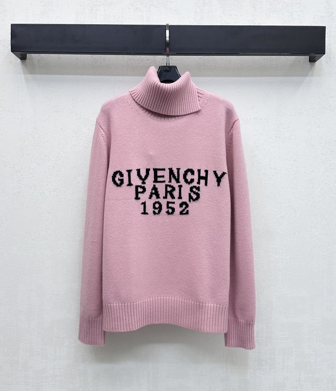 NO:666233,Givench*2025 new products are on the shelves. High-neck lettered pullover sweater. Customized YB imported cashmere wool knitted material. High-quality texture. Comfortable and warm. The collar, cuffs and hem are echoed with threaded edges. Matched with a loose fit design to add layering to the look. The visual effect of the outfit is slimming. The iconic letter logo decoration in the center of the chest highlights the brand tone. Development of surface accessories. Cutting of high-necked pullover knitted sweater. The outfit is high-end and full of atmosphere. Fashion trends for daily commuting.  High version 3 colors,,givenchy,sweaters, 19860909Givench*2025新品上架 高领字母套头毛衣 定制YB进口羊绒羊毛针织材质 质感上乘 舒适保暖 领口袖口和下摆呼应以螺纹包边 搭配宽松版型设计 增添造型层次感 穿搭显瘦视觉效果 胸前居中标志性字母徽标装饰 彰显品牌调性 面辅料开发 高领套头针织毛衣裁剪 穿搭高级感和氛围感十足 日常通勤时尚潮流  高版本3色,,givenchy,sweaters, ,Women's clothing