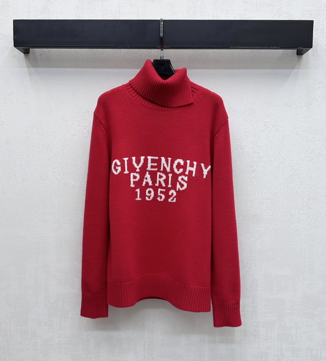 NO:666238,Givench*2025 new products are on the shelves. High-neck lettered pullover sweater. Customized YB imported cashmere wool knitted material. High-quality texture. Comfortable and warm. The collar, cuffs and hem are echoed with threaded edges. Matched with a loose fit design to add layering to the look. The visual effect of the outfit is slimming. The iconic letter logo decoration in the center of the chest highlights the brand tone. Development of surface accessories. Cutting of high-necked pullover knitted sweater. The outfit is high-end and full of atmosphere. Fashion trends for daily commuting.  High version 3 colors,,givenchy,sweaters, 19860909Givench*2025新品上架 高领字母套头毛衣 定制YB进口羊绒羊毛针织材质 质感上乘 舒适保暖 领口袖口和下摆呼应以螺纹包边 搭配宽松版型设计 增添造型层次感 穿搭显瘦视觉效果 胸前居中标志性字母徽标装饰 彰显品牌调性 面辅料开发 高领套头针织毛衣裁剪 穿搭高级感和氛围感十足 日常通勤时尚潮流  高版本3色,,givenchy,sweaters, ,Women's clothing