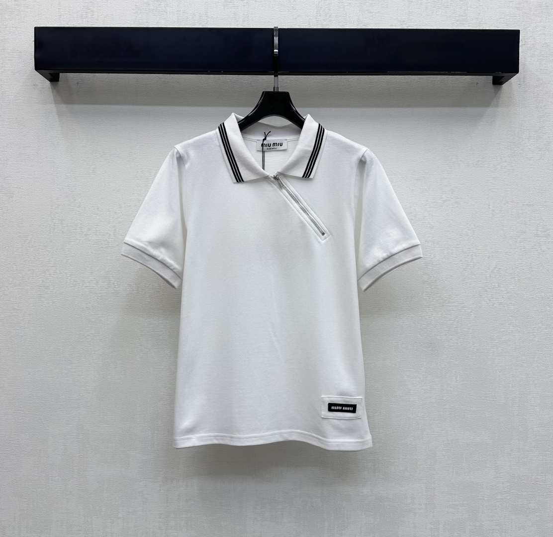 NO:666211,Miumi*2025 new products are on the shelves. Lapel cloth label short-sleeved T. Customized YB imported raw twill cotton material. High quality, breathable and comfortable. The collar edge is decorated with black stripes and contrasting colors. The front is decorated with a diagonal zipper to add layering to the look. The hem is embellished with the iconic letter cloth label logo elements to highlight the brand tone. Development of surface accessories. Side zipper polo shirt short-sleeved tailoring. Paired with jeans or skirts for daily use, showing college style.  High version,,miumiu,skirts,jeans,T-shirt, 19860909Miumi*2025新品上架 翻领布标短袖T 定制YB进口原生斜纹全棉材质 质感上乘 透气舒适 领边沿用黑色条纹撞色修饰 前襟采用斜侧拉链装饰 增添造型层次感 衣摆点缀标志性字母布标徽标元素 彰显品牌调性 面辅料开发 侧拉链Polo衫短袖剪裁 日常搭配牛仔裤或半裙 呈现学院风格  高版本,,miumiu,skirts,jeans,T-shirt, ,Women's clothing
