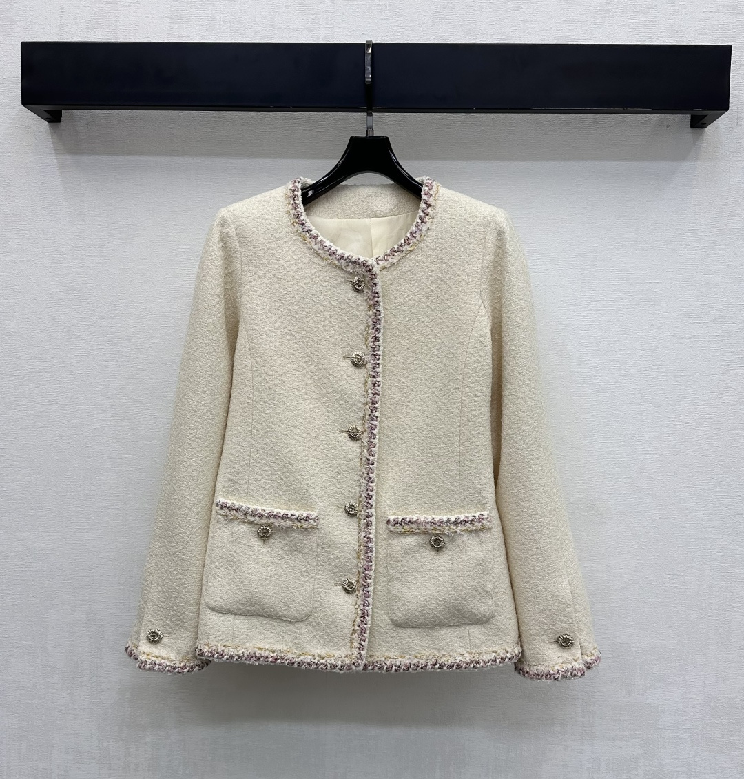 NO:666228,Chane*2026 new products are on the shelves. Round neck binding dress jacket. Customized YB imported slub woolen material. High-end texture and full appearance. The large body neckline extends to the front hem. The black and gold braided binding highlights the details and echoes the cuff pocket edges to add a sense of layering. The placket adopts the iconic double C letter button logo design to highlight the brand tone. Surface accessories development. The round neck dress jacket is cut in a ladylike style.  Pair it with the straight skirt of the same series. The set is noble and classy, intellectual and gentle. It can also be purchased separately. High version, chanel, skirts, jackets & coats,  19860909Chane*2026新品上架 圆领捆边洋装外套 定制YB进口粗纺羊毛呢材质 质感高级 品相十足 大身领口延伸至前襟下摆 以黑白金三色的编织捆边点亮细节 与袖口口袋边呼应 增添造型层次感 开襟采用标志性刻印双C字母纽扣徽标设计 彰显品牌调性 面辅料开发 圆领洋装外套版型剪裁 名媛格调立显 搭配同系列直筒半裙 成套显贵显质感 知性温柔 也可分开购买 高版本,,chanel,skirts,jackets & coats, ,Women's clothing