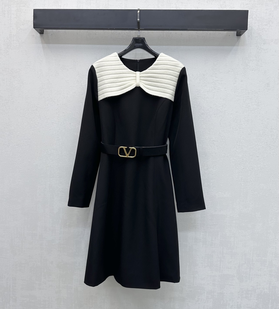 NO:666234,Valentin*2025 new products are on the shelves. Round neck belt dress. Customized YB imported stretch polyester material. Sleek and stylish. Comfortable texture. Knitted splicing design is integrated into the chest. It is matched with long-sleeved zipper version to add layering to the shape. The iconic metal letter logo element is used on the waist. The belt decoration perfectly modifies the body proportions and highlights the brand's tone. Development of surface accessories. Round neck long-sleeved dress tailoring. Playful and youthful in daily wear and full of vitality.  High version 2 colors,,valentino,skirts, 19860909Valentin*2025新品上架 圆领腰带连衣裙 定制YB进口弹力涤纶材质 垂顺有型 质感舒适 胸前融入针织拼接设计 配合长袖拉链版型处理 增添造型层次感 腰间沿用标志性金属字母徽标元素 腰带装饰完美修饰身材比例 彰显品牌调性 面辅料开发 圆领长袖连衣裙剪裁 日常穿搭俏皮减龄充满元气 高版本2色,,valentino,skirts, ,Women's clothing