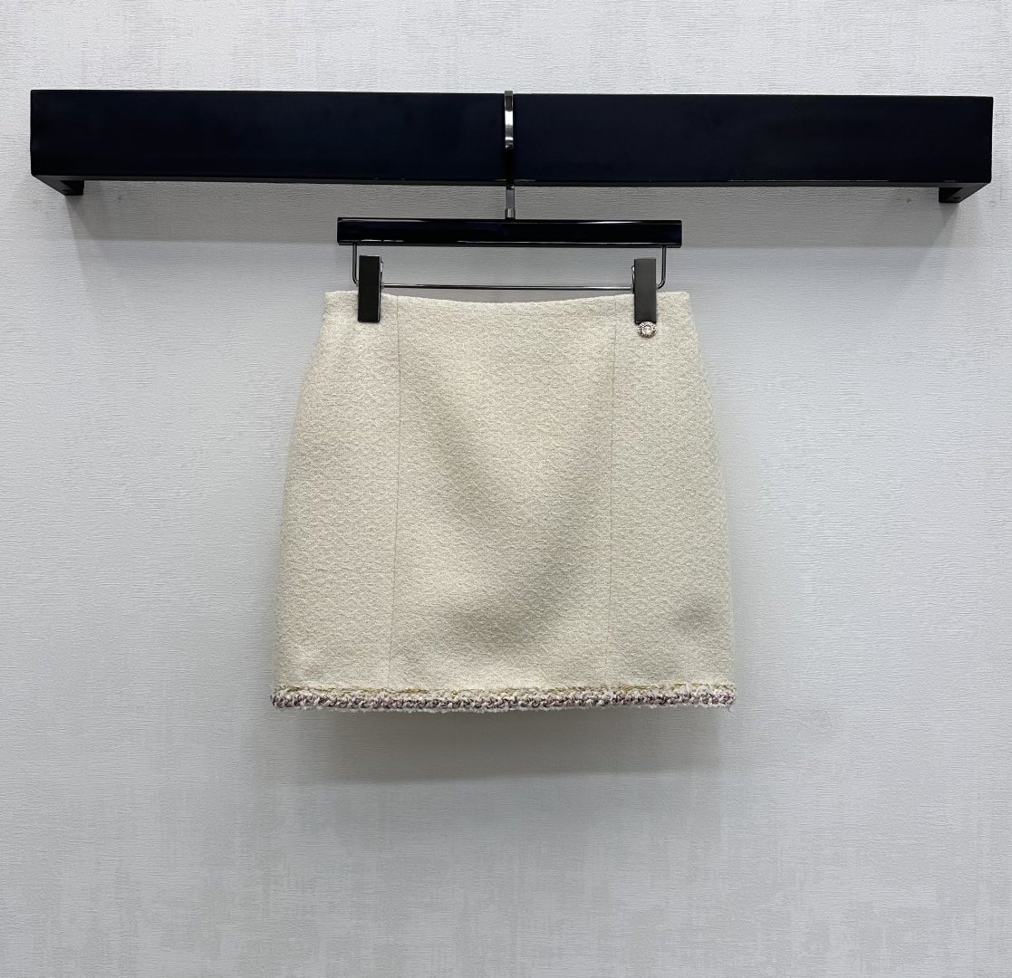 NO:666222,chane*2025 new products are on the shelves. Woolen dress skirt. Customized YB imported blended woolen material. The texture is obvious and the texture is high. The skirt is bundled with the hem. It is designed with a zipper adjustment on the back to add layering to the look. The waist and hips are embellished with the iconic metal double C letter logo elements to highlight the brand tone. The development of surface accessories. The high-waisted zipper skirt is cut. Paired with the same series of jackets. The complete set is elegant and high-end, and it can also be purchased separately.  High version,,chanel,skirts,jackets & coats, 19860909chane*2025新品上架 粗纺洋装半裙 定制YB进口混纺毛呢材质 肌理明显 质感上乘 裙摆沿用捆绑包边处理 配合后腰拉链调节设计 增添造型层次感 腰胯点缀标志性金属双C字母徽标元素 彰显品牌调性 面辅料开发 高腰拉链半裙剪裁 搭配同系列外套 成套穿搭优雅高级 名媛风范 也可分开购入 高版本,,chanel,skirts,jackets & coats, ,Women's clothing