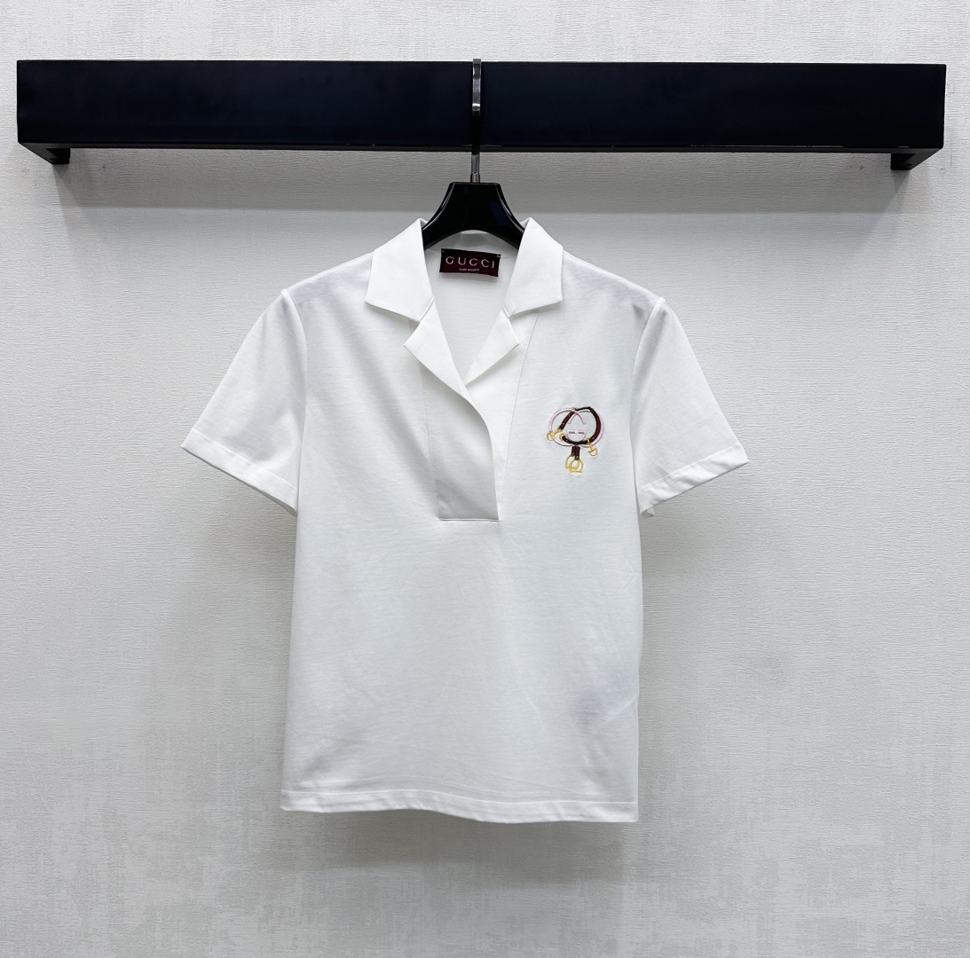NO:666682,Gucc*2026 new products are on the shelves. Lapel logo horseshoe buckle top. Customized YB imported raw twill cotton material. High quality, breathable and comfortable. The front uses a V-neck wide lapel design to add layering to the look. The chest is embellished with embroidered classic double G and chain buckle crochet decoration to highlight the brand's tone. Surface accessories are developed. V-neck Polo pullover short-sleeved tailoring. Daily matching with loose and fashionable upper body. High version, gucci, T-shirt, alexander  wang19860909Gucc*2026新品上架 翻领徽标马蹄扣上衣 定制YB进口原生斜纹全棉材质 质感上乘 透气舒适 前襟沿用V领宽边翻领设计 增添造型层次感 胸前点缀刺绣经典双G与链扣吊环钩花装饰 彰显品牌调性 面辅料开发 V领Polo套头短袖剪裁 日常搭配上身松弛时髦  高版本,,gucci,T-shirt, ,Women's clothing