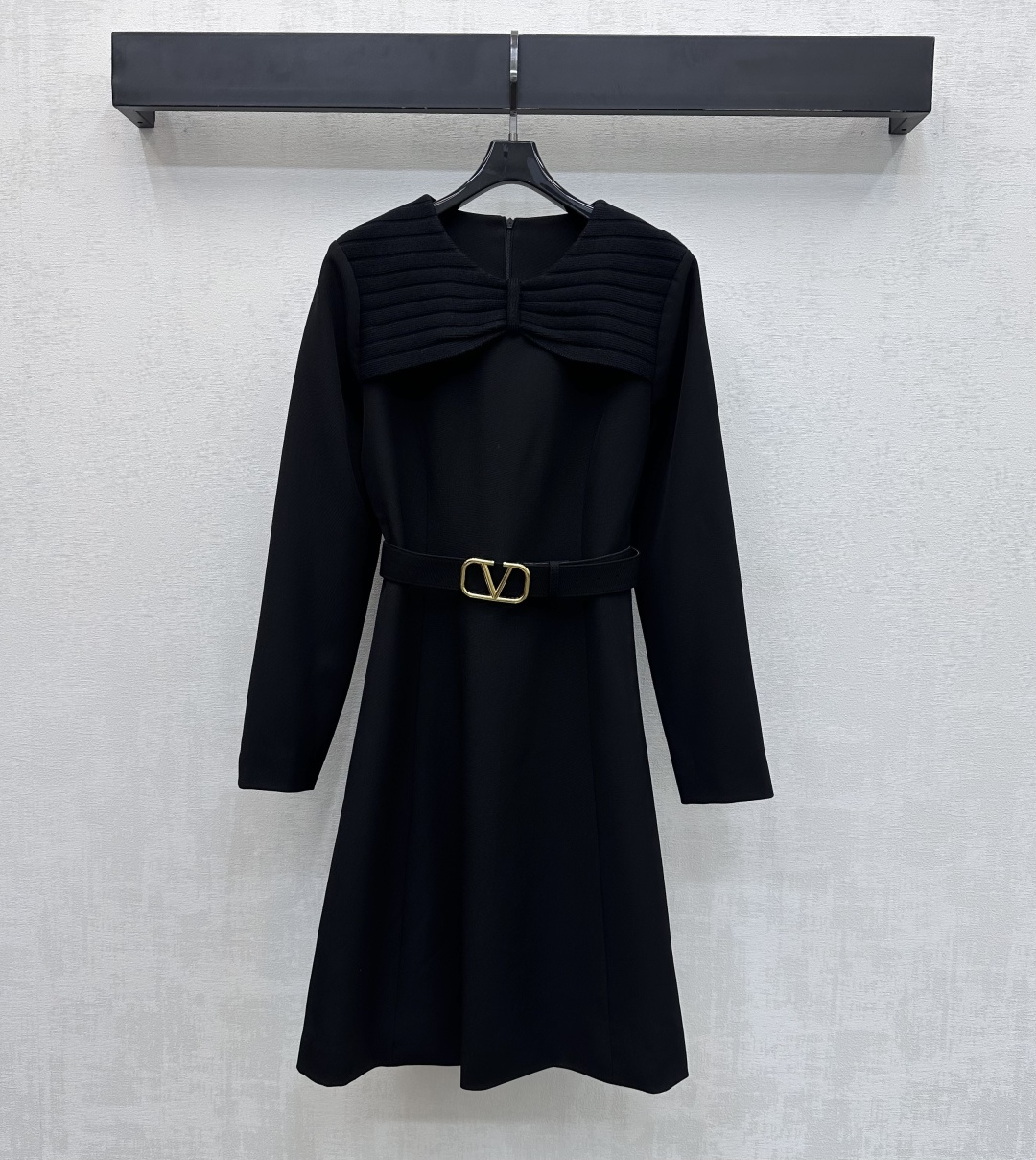 NO:666240,Valentin*2025 new products are on the shelves. Round neck belt dress. Customized YB imported stretch polyester material. Sleek and stylish. Comfortable texture. Knitted splicing design is integrated into the chest. It is matched with long-sleeved zipper version to add layering to the shape. The iconic metal letter logo element is used on the waist. The belt decoration perfectly modifies the body proportions and highlights the brand's tone. Development of surface accessories. Round neck long-sleeved dress tailoring. Playful and youthful in daily wear and full of vitality.  High version 2 colors,,valentino,skirts, 19860909Valentin*2025新品上架 圆领腰带连衣裙 定制YB进口弹力涤纶材质 垂顺有型 质感舒适 胸前融入针织拼接设计 配合长袖拉链版型处理 增添造型层次感 腰间沿用标志性金属字母徽标元素 腰带装饰完美修饰身材比例 彰显品牌调性 面辅料开发 圆领长袖连衣裙剪裁 日常穿搭俏皮减龄充满元气 高版本2色,,valentino,skirts, ,Women's clothing