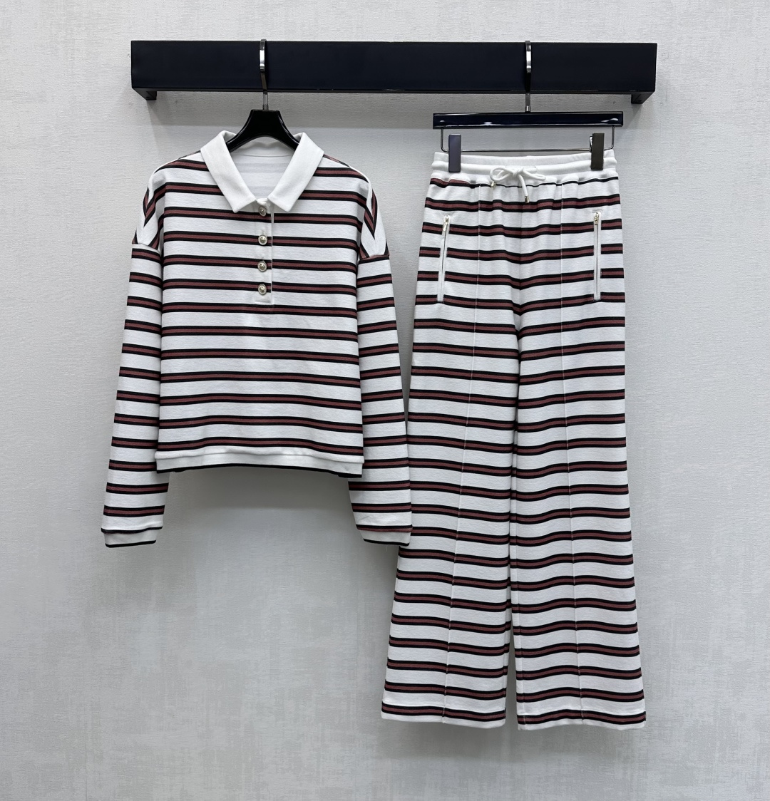 NO:666216,chane*2025 new products are on the shelves. Lapel striped contrast top drawstring straight trousers. Customized YB imported twill cotton material. High-quality texture. Sleek and stylish. The overall design is red and black and white contrasting stripes. It is matched with the bottom drawstring elastic adjustment and symmetrical zipper pocket processing to add a sense of layering. The front placket is decorated with half placket buttons engraved with the iconic logo to highlight the brand tone. Development of surface accessories. Lapel long-sleeved pullover sweatshirt straight trousers.  Complete set of relaxed and casual outfits, high version, chanel, hoodie, sweatshirts,  19860909chane*2025新品上架 翻领条纹撞色上衣抽绳直筒长裤 定制YB进口斜纹棉材质 质感上乘 垂顺有型 整体采用红黑白撞色条纹设计 配合下装抽绳松紧调节与对称拉链口袋处理 增添造型层次感 前襟沿用刻印标志性徽标半开襟纽扣装饰 彰显品牌调性 面辅料开发 翻领长袖套头卫衣直筒长裤 成套穿搭松弛休闲   高版本,,chanel,hoodie,sweatshirts, ,Women's clothing