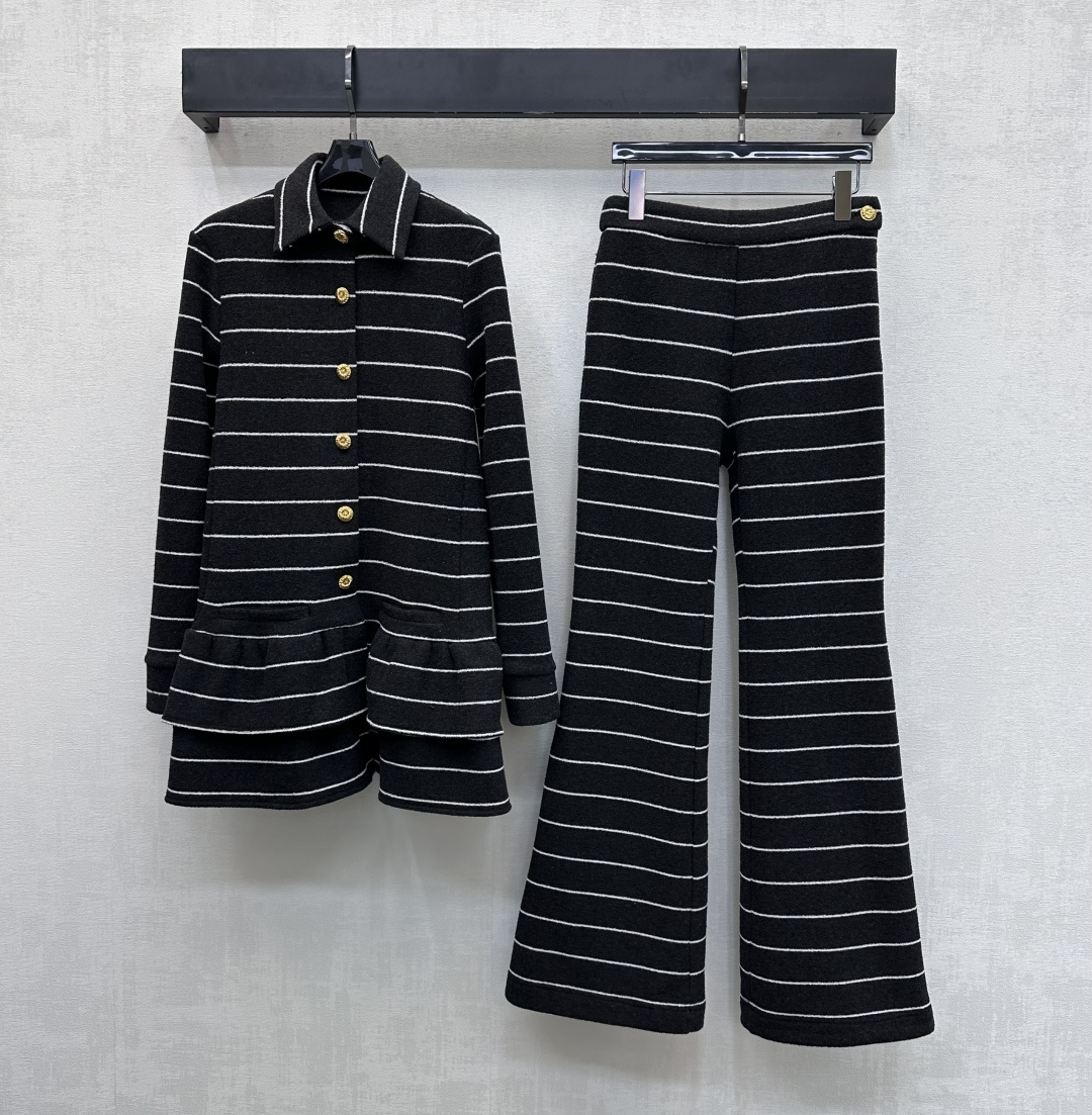 NO:666214,chane*2025 new products are on the shelves. Lapel striped contrast top straight trousers. Customized YB imported cotton material. High quality. Sleek and stylish. The whole body is designed with black and white contrasting stripes. It is combined with the hem stacking decoration and bottom button zipper adjustment to add a sense of layering. The front placket is decorated with half placket buttons engraved with the iconic logo. The trousers are buttoned on one side to echo the brand tone. Development of surface accessories. Lapel long sleeve pullover sweatshirt straight trousers.  Complete set of relaxed and casual outfits, high version, chanel, hoodie, sweatshirts,  19860909chane*2025新品上架 翻领条纹撞色上衣直筒长裤 定制YB进口棉纶材质 质感上乘 垂顺有型 整体采用黑白撞色条纹设计 配合衣摆叠层修饰与下装纽扣拉链调节处理 增添造型层次感 前襟沿用刻印标志性徽标半开襟纽扣装饰 裤子单侧系扣呼应 彰显品牌调性 面辅料开发 翻领长袖套头卫衣直筒长裤 成套穿搭松弛休闲   高版本,,chanel,hoodie,sweatshirts, ,Women's clothing