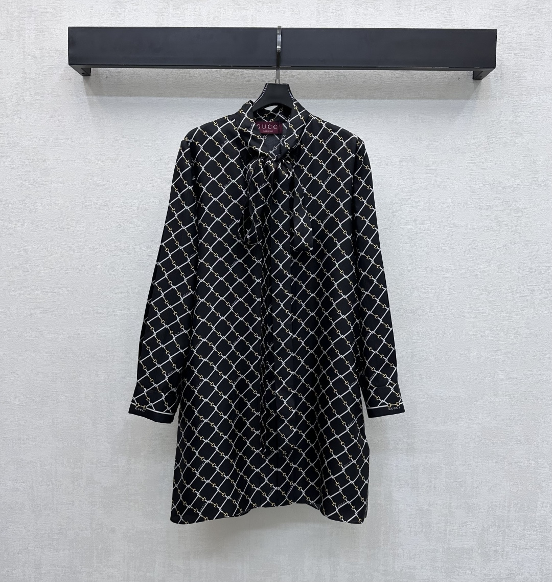 NO:666227,Gucc*2026 new products are on the shelves. Mid-length shirt with ribbons and laces. Customized YB imported mulberry silk material. High-quality texture. Comfortable to wear. Decorated with bow ties on the chest. Adjustable with cuff buttons to add layering to the look. All-over horsebit rhombus diagonally intertwined lines. Incorporate iconic letter logo elements to highlight the brand tone. Development of surface accessories. Silhouette pullover shirt dress tailoring. Relaxed and simple. Casual and free style for daily wear.  High version,,gucci,skirts,shirts, 19860909Gucc*2026新品上架 飘带系带中长款衬衫 定制YB进口桑蚕丝材质 质感上乘 穿搭舒适 胸前采用蝴蝶结系带装饰 配合袖口纽扣调节设计 增添造型层次感 通体马衔扣菱格斜分交织线条 融入标志性字母徽标元素 彰显品牌调性 面辅料开发 廓形套头衬衣裙剪裁 松弛简约 日常穿搭随性自由的穿搭风格 高版本,,gucci,skirts,shirts, ,Women's clothing