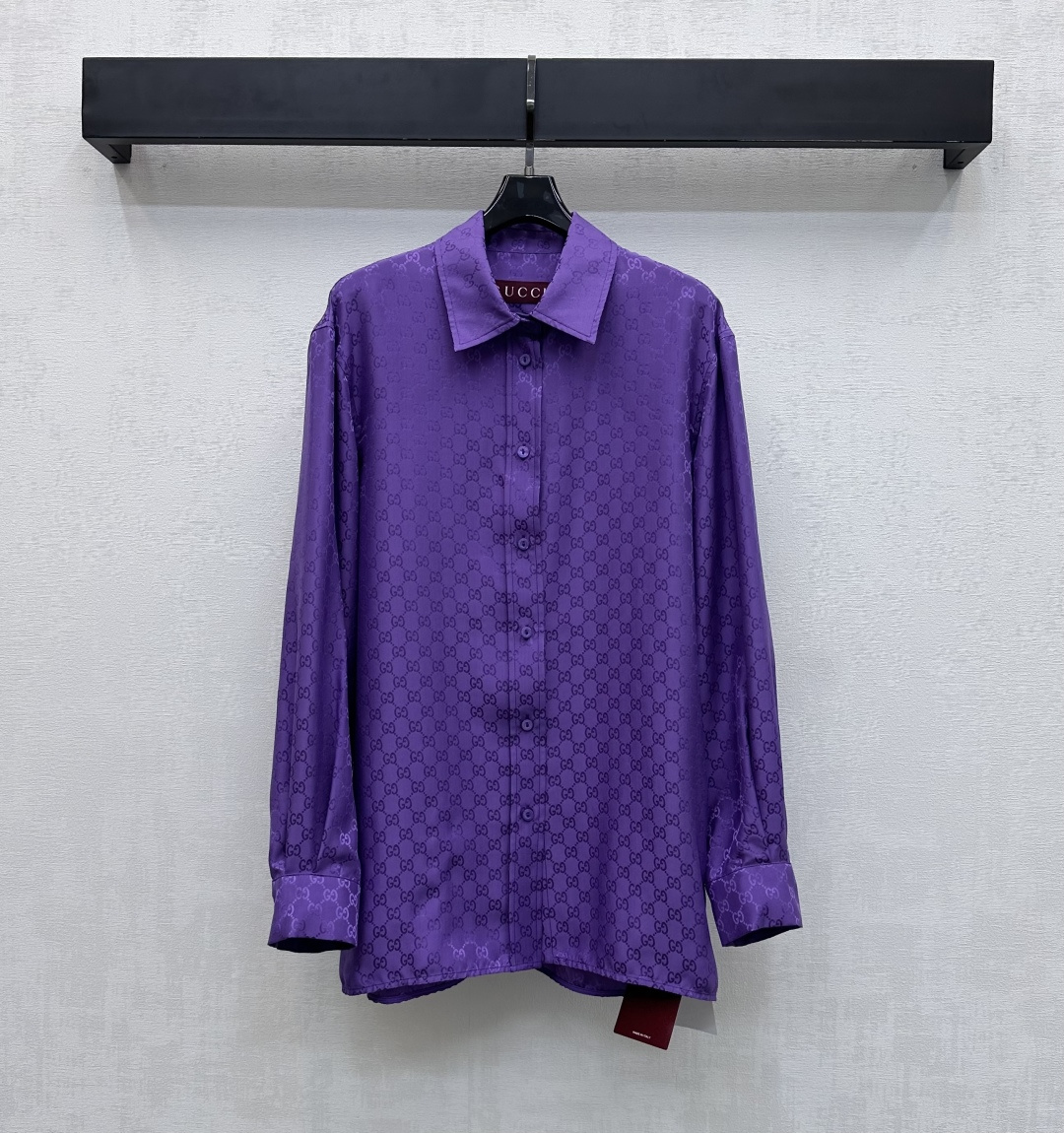 NO:666220,Gucc*2026 new products are on the shelves. Lapel striped double G shirt. Customized YB imported mulberry silk material. High-quality texture. Comfortable to wear. The iconic double G letters are interspersed with diamond pattern design throughout to highlight the brand tone. The front is adjusted with lapels and engraved buttons. Echoing the cuff buttons to add layering to the look. Development of surface accessories. The texture of the lapel long-sleeved shirt is more relaxed and simple. Daily wear presents a casual and free style.  high version,,gucci,shirts, 19860909Gucc*2026新品上架 翻领条纹双G衬衫 定制YB进口桑蚕丝材质 质感上乘 穿搭舒适 通体沿用标志性双G字母穿插配合菱格纹设计 彰显品牌调性 前襟采用翻领搭配刻印纽扣调节处理 与袖口纽扣呼应 增添造型层次感 面辅料开发 翻领长袖衬衣版型质感更为松弛简约 日常穿搭呈现随性自由的穿搭风格   高版本,,gucci,shirts, ,Women's clothing