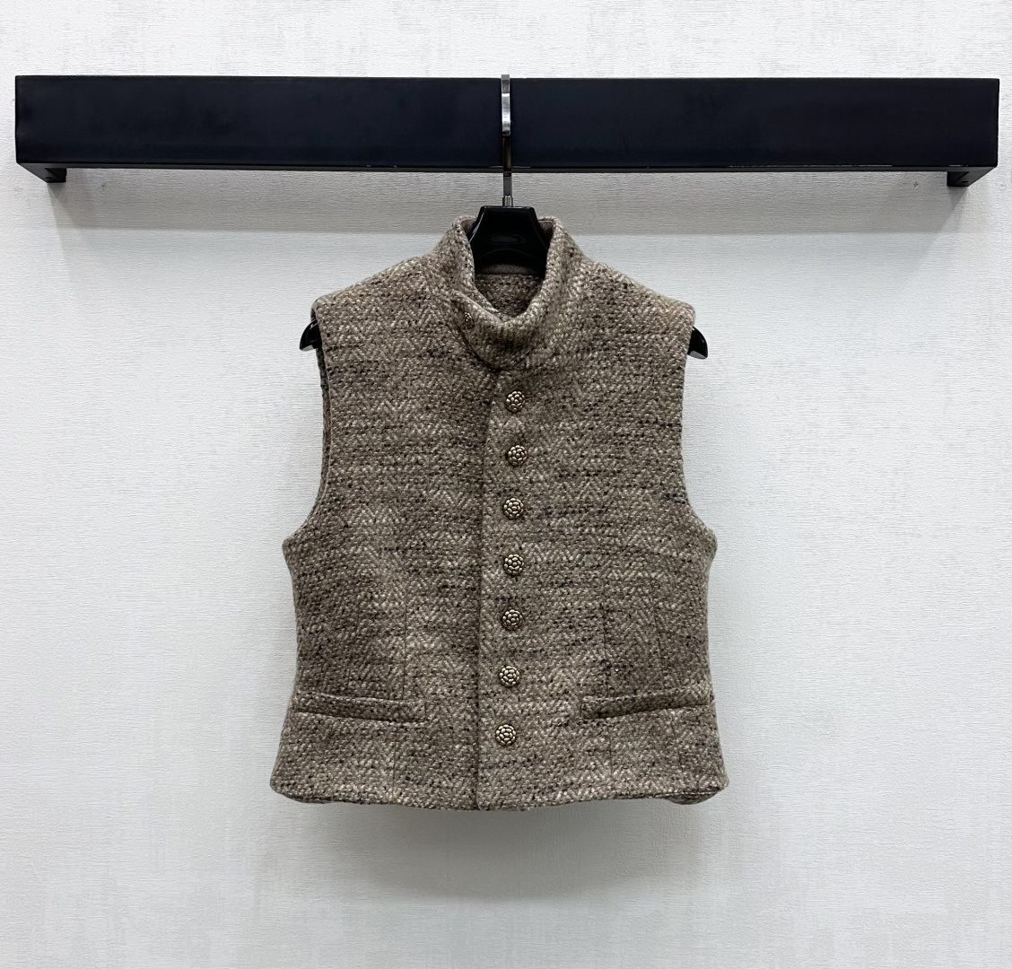 NO:666200,Loro PIan*2026 new products are on the shelves. Stand-up collar woven vest. Customized YB imported slub woolen material. High-end texture. Crisp and stylish. The placket is designed with camellia printed round buttons to highlight the brand tone. Stand-up collar buttons are fixed with symmetrical fake pocket decoration to add layering to the look. The texture is clearly visible to the naked eye. Surface accessories are developed. Stand-up collar dress vest style tailoring. Pair with wide-leg trousers from the same series. The complete set shows the ladylike style.  High version,,loro piana, 19860909Loro PIan*2026新品上架 立领编织马甲 定制YB进口粗纺羊毛呢材质 质感高级 挺括有型 开襟沿用山茶花印刻圆扣设计 彰显品牌调性 立领纽扣固定配合对称假口袋装饰 增添造型层次感 肌理明显肉眼可见 面辅料开发 立领洋装马甲版型剪裁 搭配同系列阔腿长裤 成套穿搭 名媛格调立显   高版本,,loro piana, ,Women's clothing