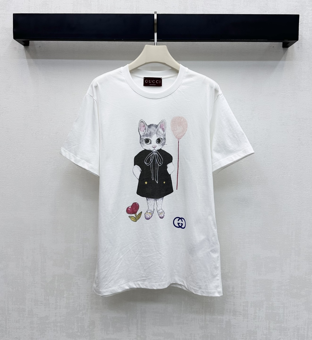 NO:666194,Gucc*2025 new products are on the shelves. Round neck printed short-sleeved T-shirt. Customized YB imported raw twill cotton material. The texture is comfortable and breathable. The loose version is used throughout with threaded collar details to add layering to the look. The chest is embellished with cat-printed balloons and flower patterns. It is matched with the iconic double G letter logo element on the oblique side to highlight the brand tone. Development of surface accessories. Regular round-neck short-sleeved T-shirt tailoring. Casual and fashionable for daily wear. It is very stylish when worn alone.  High version 2 colors,,gucci,T-shirt,tees,t-shirt, 19860909Gucc*2025新品上架 圆领印花短袖T 定制YB进口原生斜纹全棉材质 质感舒适透气 整体沿用宽松版型配合领边螺纹包边细节处理 增添造型层次感 胸前点缀猫咪印花气球与花朵图案 搭配斜侧标志性双G字母徽标元素 彰显品牌调性 面辅料开发 常规圆领短袖T恤剪裁 日常穿搭休闲时尚 单穿内搭都很出彩时髦  高版本2色,,gucci,T-shirt,tees，t-shirt, ,Women's clothing