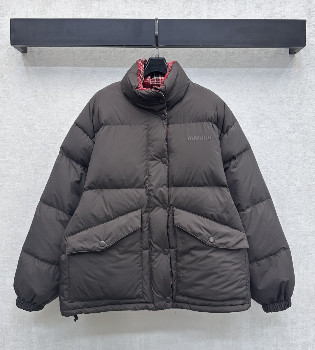 NO:666208,Comes with dust bag Miumi*2025 new product on the shelves Reversible plaid stand-up collar down jacket Customized YB imported woolen nylon material Warm and comfortable with cold protection function Filled with white goose down on the inside Stand-up collar reversible design craftsmanship One side is covered with red and black and white contrasting stripes showing a plaid pattern decoration with drawstring adjustment at the hem to ensure fashion and warmth Add a sense of style and layering One side is rectangular embossed with three-dimensional iconic letter logo elements on the chest  Highlighting the brand's development of tonal fabric accessories. Stand-collar zipper jacket down jacket tailoring. The first choice for light and fashionable down jackets in autumn and winter. Down filling standard: national standard 90 down. Down filling: white goose down. High version,,miumiu,jackets & coats,jackets & coats,down jacket, 19860909配防尘袋Miumi*2025新品上架 两面穿格纹立领羽绒服 定制YB进口羊毛呢尼龙材质 保暖舒适 御寒功能 内里填充白鹅绒填 立领两面穿设计工艺设计 一面满铺红黑白撞色条纹呈现格纹图案修饰搭配衣摆抽绳调节处理确保时尚感和保暖效果 增添造型层次感一面长方形压纹配合胸前立体标志性字母徽标元素 彰显品牌调性面辅料开发 立领拉链夹克羽绒服外套剪裁 秋冬轻盈时尚羽绒服首选 充绒标准:国标90绒 充绒物:白鹅绒  高版本,,miumiu,jackets & coats,jackets & coats,down jacket, ,Women's clothing