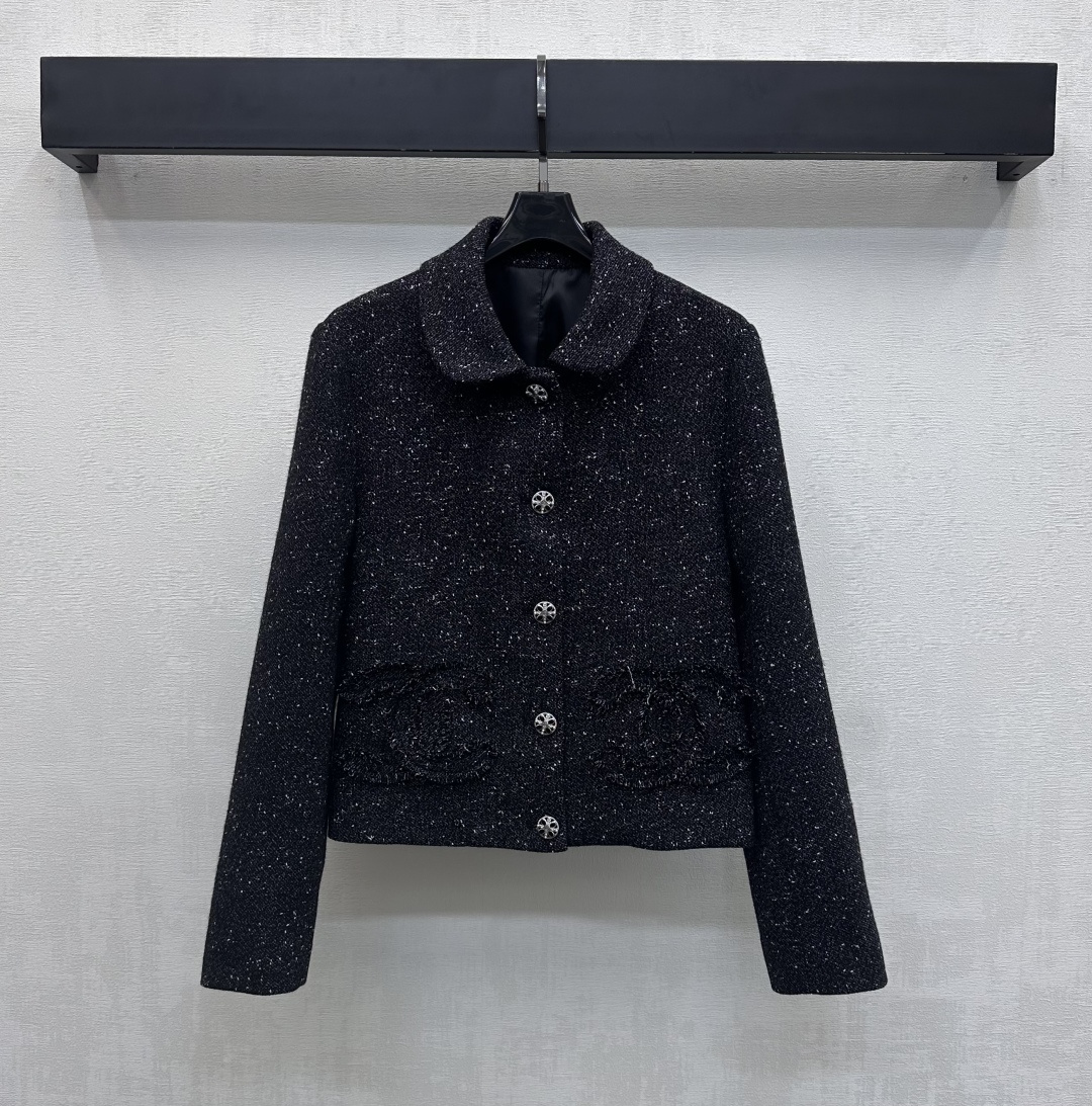 NO:666207,chane*2025 new products are on the shelves. Lapel worsted woolen dress jacket. Customized YB imported worsted woolen material. The texture is obvious and delicate. The engraved button adjustment design is adopted. All-over sequins are integrated into eye-catching and rich visual effects to add layering to the look. The iconic tassel double C letter logo elements are embellished on both sides of the hem to highlight the brand's tone. Development of surface accessories. Lapel jacket jacket. Paired with skirts from the same series. The complete set is in the style of a celebrity and shows elegant temperament.  Can also be purchased separately, high version,,chanel,skirts,jackets & coats,jackets & coats, 19860909chane*2025新品上架 翻领精纺羊毛呢洋装外套 定制YB进口精纺羊毛呢材质 质感明显 肌理细腻 沿用刻印纽扣调节设计 通体亮片融入吸睛丰富视觉效果 增添造型层次感 衣摆两侧点缀标志性流苏双C字母徽标元素 彰显品牌调性 面辅料开发 翻领夹克外套 搭配同系列半裙 成套穿搭名媛格调立显 气质优雅 也可分开购入   高版本,,chanel,skirts,jackets & coats,jackets & coats, ,Women's clothing
