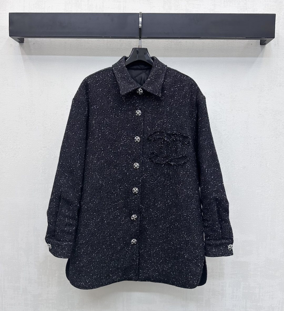 NO:666210,chane*2025 new products are on the shelves. Lapel worsted woolen dress and cotton clothing. Customized YB imported worsted woolen material. The texture is obvious. The texture is fine. Cotton filling inside. The engraved button placket is used to adjust the design. The cuff buttons echo. All-over sequins are integrated into eye-catching and rich visual effects to add layering to the look. The chest is embellished with the iconic tassel double C letter logo element to highlight the brand tone. Surface accessories development. Lapel shirt and cotton jacket. Pair with skirts of the same series.  Complete set of outfits to show off the ladylike style and elegant temperament. You can also buy them separately. High version, chanel, skirts, jackets & coats,  19860909chane*2025新品上架 翻领精纺羊毛呢洋装棉服定制YB进口精纺羊毛呢材质 质感明显 肌理细腻 内里填充棉 沿用刻印纽扣开襟调节设计 袖口纽扣呼应 通体亮片融入吸睛丰富视觉效果 增添造型层次感 胸前点缀标志性流苏双C字母徽标元素 彰显品牌调性 面辅料开发 翻领衬衣棉服外套 搭配同系列半裙 成套穿搭名媛格调立显 气质优雅 也可分开购入   高版本,,chanel,skirts,jackets & coats, ,Women's clothing