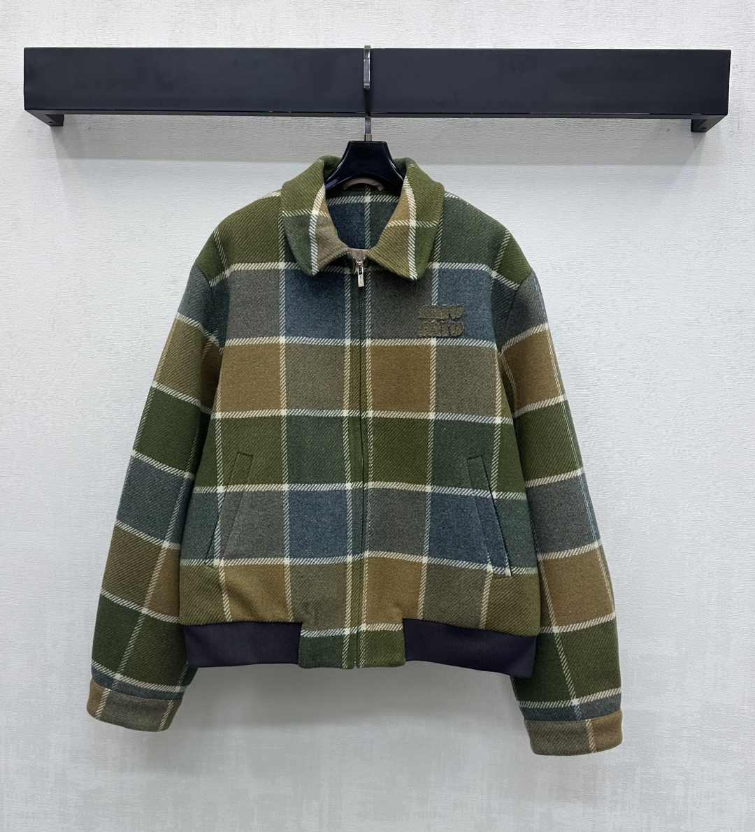 NO:666713,Miumi*2025 new products are on the shelves. Plaid lapel zipper jacket. Customized YB imported blended wool material with high texture. Comfortable and stylish. The iconic three-dimensional embroidered letter logo element is embellished on the chest to highlight the brand tone. The placket adopts the engraved zipper adjustment design. It is matched with the diamond embossing treatment on the inside to add a sense of layering to the shape. The body contrasting technology enriches the visual effect. The development of surface accessories can be paired with the same series of skirts. The complete set is age-reducing, sweet and fashionable.  high version,,miumiu,skirts,jackets & coats, 19860909Miumi*2025新品上架 格纹翻领拉链外套 定制YB进口混纺羊毛材质质感上乘 舒适有型胸前点缀标志性立体刺绣字母徽标元素 彰显品牌调性 开襟沿用刻印拉链调节设计 配合内里菱格压纹处理 增添造型层次感 大身撞色工艺丰富视觉效果 面辅料开发 搭配同系列半裙 成套穿搭减龄又甜美 时髦洋气  高版本,,miumiu,skirts,jackets & coats, ,Women's clothing