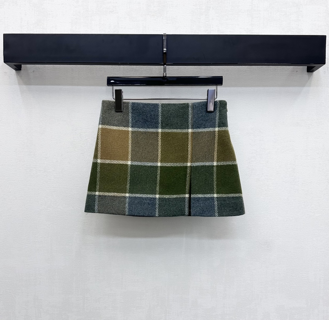 NO:666717,Miumi*2025 new products are on the shelves. Checkered slit short skirt. Customized YB imported blended wool material. High quality, comfortable and stylish. The back waist is embellished with iconic three-dimensional embroidered letter elements to highlight the brand tone. The overall contrasting color enriches the visual effect. It is matched with side zipper adjustment and skirt unilateral slit design to add layering to the look. High waist zipper short skirt cut. Pair it with the same series of jackets to complete the classic color to reduce age and sweetness.  high version,,miumiu,skirts,jackets & coats, 19860909Miumi*2025新品上架 格纹开衩短款半裙 定制YB进口混纺羊毛呢材质 质感上乘 舒适有型 后腰点缀标志性立体刺绣字母元素 彰显品牌调性 整体撞色丰富视觉效果 搭配侧边拉链调节与裙摆单侧开叉设计 增添造型层次感 高腰拉链短款半裙剪裁 搭配同系列外套成套穿搭经典色系减龄又甜美   高版本,,miumiu,skirts,jackets & coats, ,Women's clothing