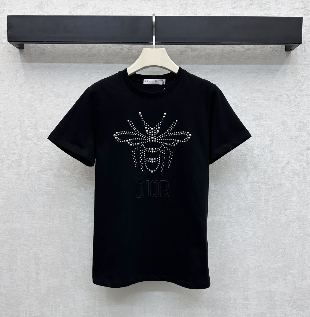 NO:684357,Dio*2026 new products are on the shelves. Round neck rivet short-sleeved custom YB imported virgin twill cotton material. The texture is comfortable and breathable. The overall loose fit is used with the threaded hemming details of the collar to add layering to the look. The iconic logo bee pattern and printed letter elements are presented with rivets on the front of the chest to highlight the brand tone. Development of surface accessories. Conventional round neck short-sleeved T-shirt tailoring. Casual and fashionable for daily wear. Stylish when worn alone.  High version 2 colors, dior, T-shirt, tees, t-shirt,19860909Dio*2026新品上架圆领铆钉短袖定制YB进口原生斜纹全棉材质 质感舒适透气 整体沿用宽松版型配合领边螺纹包边细节处理 增添造型层次感 胸前沿用铆钉呈现标志性徽标小蜜蜂图案 与印花字母元素 彰显品牌调性 面辅料开发 常规圆领短袖T恤剪裁 日常穿搭休闲时尚 单穿内搭出彩时髦  高版本2色,,dior,T-shirt,tees，t-shirt,,Women's clothing