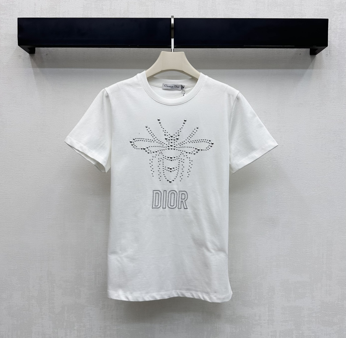 NO:684347,Dio*2026 new products are on the shelves. Round neck rivet short-sleeved custom YB imported virgin twill cotton material. The texture is comfortable and breathable. The overall loose fit is used with the threaded hemming details of the collar to add layering to the look. The iconic logo bee pattern and printed letter elements are presented with rivets on the front of the chest to highlight the brand tone. Development of surface accessories. Conventional round neck short-sleeved T-shirt tailoring. Casual and fashionable for daily wear. Stylish when worn alone.  High version 2 colors, dior, T-shirt, tees, t-shirt,19860909Dio*2026新品上架圆领铆钉短袖定制YB进口原生斜纹全棉材质 质感舒适透气 整体沿用宽松版型配合领边螺纹包边细节处理 增添造型层次感 胸前沿用铆钉呈现标志性徽标小蜜蜂图案 与印花字母元素 彰显品牌调性 面辅料开发 常规圆领短袖T恤剪裁 日常穿搭休闲时尚 单穿内搭出彩时髦  高版本2色,,dior,T-shirt,tees，t-shirt,,Women's clothing