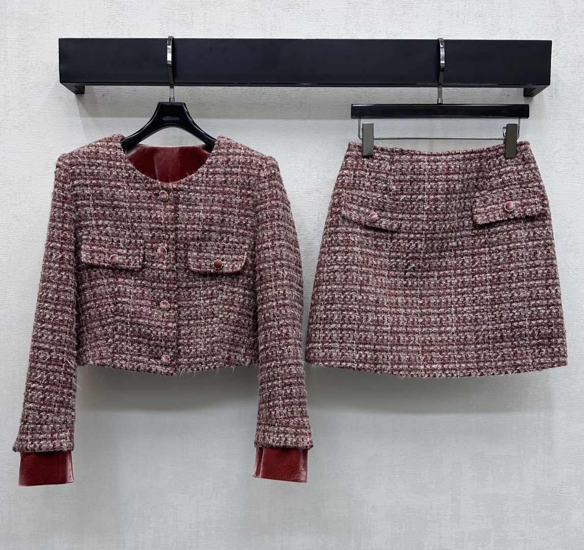 NO:666687,Chane*2025 new arrivals woolen woolen dress suit customized with YB imported woolen material. The texture is delicate and obvious, full of texture. The front placket is adjusted with buttons and echoes with the button decoration on the bottom pocket. The corduroy trim on the sleeves is perfectly matched with the body to add layering to the look. It is matched with the interwoven grainy texture to highlight the brand tone. The development of surface accessories. The round neck dress jacket is matched with the skirt of the same series. The complete set for commuting and dating has a fashionable temperament.  High version-,,chanel,skirts,jackets & coats, 19860909Chane*2025新品上架粗纺毛呢洋装套装定制YB进口毛呢材质 肌理细腻明显 质感十足 前襟沿用纽扣调节开襟配合下装口袋边纽扣装饰呼应 袖边拼接灯芯绒修饰 与大身碰撞完美搭配 增添造型层次感 配合穿插交织的颗粒感纹理 彰显品牌调性 面辅料开发 圆领洋装外套搭配同系列半裙 通勤约会成套穿搭时髦气质   高版本-,,chanel,skirts,jackets & coats, ,Women's clothing