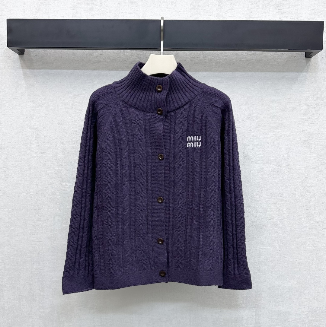 NO:667127,Miumi*2026 new products are on the shelves. Twist logo knitted cardigan. Customized YB imported blended woolen material. Comfortable and stylish to wear. Full of texture. Crocheted shapes such as twist stripes arranged vertically on the body. Adjustable placket design with buttons to add layering to the look. Iconic letter embroidery logo elements are embellished on the chest to highlight the brand's tone. Development of fabric accessories. Stand-up collar knitted cardigan tailoring. Relaxed and retro style. Simple and fashionable for daily matching. High version, miumiu, alexander  wang19860909Miumi*2026新品上架 麻花徽标针织开衫 定制YB进口混纺羊毛呢材质 穿搭舒适有型 质感十足 大身竖列分布麻花条纹等钩织造型 配合纽扣调节开襟设计 增添造型层次感 胸前点缀标志性字母刺绣徽标元素 彰显品牌调性 面辅料开发 立领针织开衫剪裁 穿搭松弛复古 日常搭配简约时尚   高版本,,miumiu, ,Women's clothing
