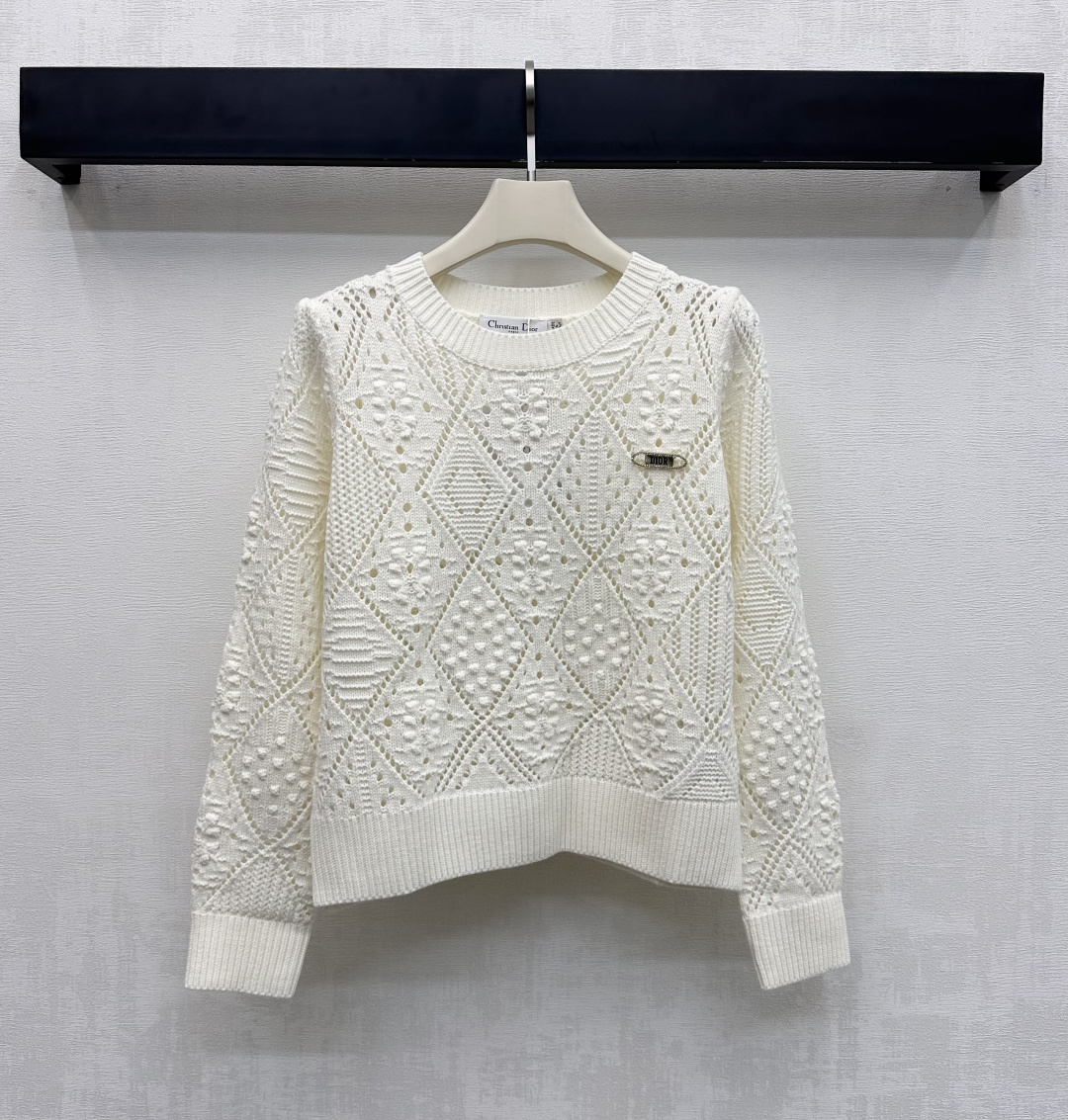 NO:666701,Dio*2025 new products are on the shelves. Round neck brooch knitted top. Customized YB imported woolen knitted material. High quality. Hollow crocheting process is used throughout to present a rhombus pattern effect. The lines are obviously smooth and neat, adding layering to the look. Metal brooch decoration with iconic letters on the chest. Letter elements of the Little Bee logo on the back echo to highlight the brand tone. Development of surface accessories. Round neck hollow pullover knitting tailoring. Daily matching fashion trends.  It is very fashionable when worn alone. High version, dior, brooch, breastpin,  19860909Dio*2025新品上架 圆领胸针针织上衣 定制YB进口羊毛呢针织材质 质感上乘 整体采用镂空钩织工艺 呈现菱格花纹效果 线条明显流畅利落 增添造型层次感 胸前点缀标志性字母金属胸针装饰 后背小蜜蜂徽标字母元素呼应 彰显品牌调性 面辅料开发 圆领镂空套头针织剪裁 日常搭配时尚潮流 内搭单穿都很出彩时髦 高版本,,dior,brooch，breastpin, ,Women's clothing