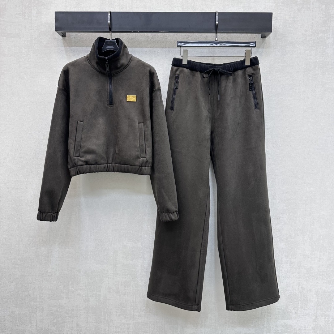 NO:666689,Louis Vuitto*2025 new products are on the shelves. The stand-up collar suede jacket straight-leg trousers suit is customized with YB imported suede material. It is made of high-quality, warm and comfortable. The front placket adopts a half-open zipper adjustment design. The elastic drawstring adjustment at the waist of the bottoms is combined with symmetrical zipper pocket decoration to add layering to the look. The iconic metal letters and square logo decoration is embellished on the chest to highlight the brand's tone. Development of surface accessories. Stand-up collar zipper jacket jacket with high-waist straight trousers cut.  The complete set can be worn casually and stylishly. Maillard color matching is suitable for various occasions. High version, louis vuitton, jackets & coats, jackets & coats, chamois leather,  19860909Louis Vuitto*2025新品上架立领麂皮绒外套直筒长裤套装定制YB进口麂皮绒材质 质感上乘 保暖舒适 前襟沿用半开襟拉链调节设计 下装腰间松紧抽绳调节配合对称拉链口袋修饰 增添造型层次感 胸前点缀标志性金属字母方标徽标装饰 彰显品牌调性 面辅料开发 立领拉链夹克外套高腰直筒长裤剪裁 成套随意穿搭时髦洋气 美拉德配色适配多种场合 高版本,,louis vuitton,jackets & coats,jackets & coats,chamois leather, ,Women's clothing