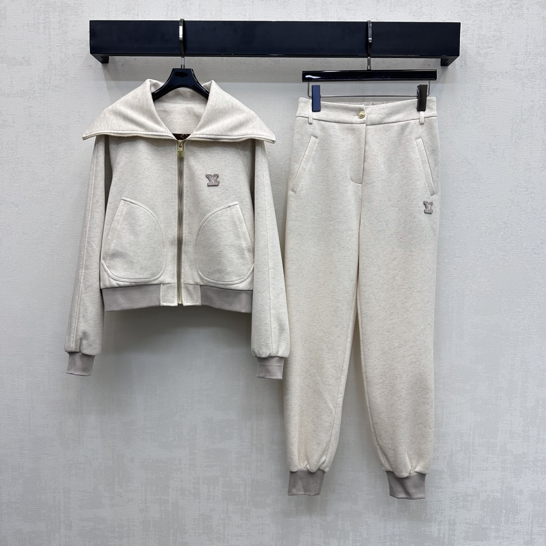 NO:666695,Louis Vuitto*2025 new products are on the shelves. Navy collar zipper jacket and trousers suit. Customized YB imported cotton material. High quality, comfortable and stylish. The hollow zipper is used to adjust the placket design. The waist button and zipper of the bottoms echo each other to add layering to the look. The iconic embroidered letter logo elements are used on the chest and waist and one side to highlight the brand's tone. Development of surface accessories. Lapel zipper jacket and leggings trousers suit. Complete set to match the fashion trend.  high version,,louis vuitton,jackets & coats, 19860909Louis Vuitto*2025新品上架 海军领拉链外套长裤套装 定制YB进口棉纶材质 质感上乘 舒适有型 沿用镂空拉链调节开襟设计 下装腰间系扣与拉链相互呼应 增添造型层次感 胸前和腰胯单侧都采用标志性刺绣字母徽标元素 彰显品牌调性 面辅料开发 翻领拉链外套束脚长裤套装 成套穿搭时尚潮流   高版本,,louis vuitton,jackets & coats, ,Women's clothing