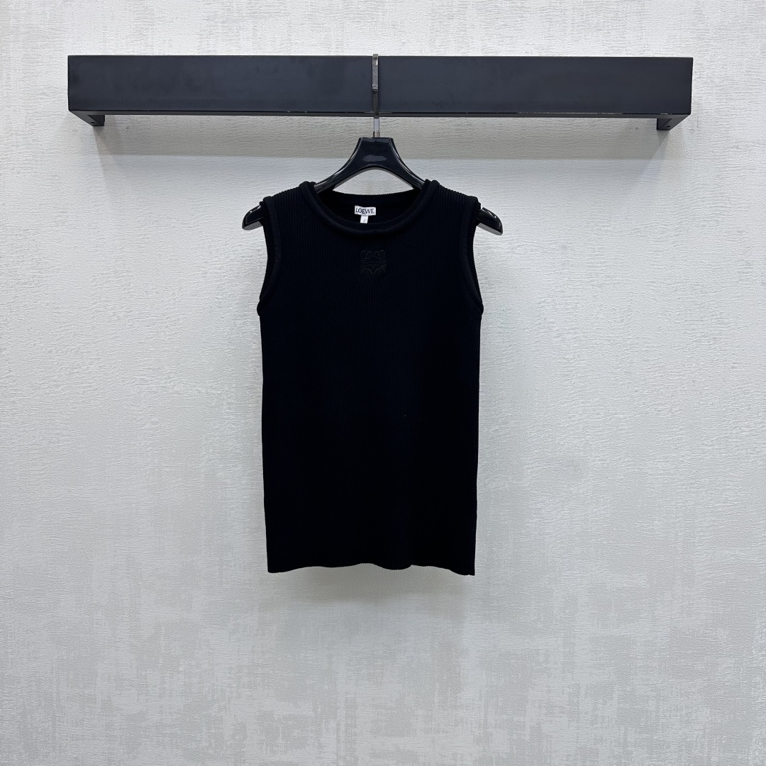 NO:666707,Loew*2025 new products are on the shelves. Embroidered logo knitted vest. Customized YB imported raw twill cotton material. High quality, soft and comfortable. The collar and cuffs are processed with threaded hemming details. Paired with elastic material to add layering to the look. The iconic embroidered letter logo element is embellished in the center of the chest to highlight the brand tone. Development of surface accessories. Conventional knitted vest vest tailoring to meet the simple needs of commuters for dressing. The upper body effect is very good and looks slim and not picky about the figure.  High version,,loewe, 19860909Loew*2025新品上架 刺绣徽标针织马甲 定制YB进口原生斜纹全棉材质 质感上乘 柔软舒适 领边与袖口沿用螺纹包边细节处理 搭配弹力十足的材料 增添造型层次感 胸前居中点缀标志性刺绣字母徽标元素 彰显品牌调性 面辅料开发 常规针织马甲背心剪裁 满足通勤人们对于着装的简约需求上身效果很好显瘦不挑剔身材  高版本,,loewe, ,Women's clothing