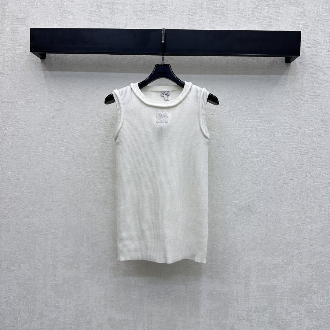 NO:666711,Loew*2025 new products are on the shelves. Embroidered logo knitted vest. Customized YB imported raw twill cotton material. High quality, soft and comfortable. The collar and cuffs are processed with threaded hemming details. Paired with elastic material to add layering to the look. The iconic embroidered letter logo element is embellished in the center of the chest to highlight the brand tone. Development of surface accessories. Conventional knitted vest vest tailoring to meet the simple needs of commuters for dressing. The upper body effect is very good and looks slim and not picky about the figure.  High version,,loewe, 19860909Loew*2025新品上架 刺绣徽标针织马甲 定制YB进口原生斜纹全棉材质 质感上乘 柔软舒适 领边与袖口沿用螺纹包边细节处理 搭配弹力十足的材料 增添造型层次感 胸前居中点缀标志性刺绣字母徽标元素 彰显品牌调性 面辅料开发 常规针织马甲背心剪裁 满足通勤人们对于着装的简约需求上身效果很好显瘦不挑剔身材  高版本,,loewe, ,Women's clothing
