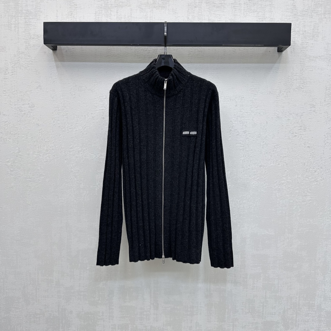 NO:666720,Miumi*2025 new products are on the shelves. Stand-up collar double zipper cashmere knitted cardigan. Customized YB imported woolen material. High-quality texture. Warm and comfortable. Use two-way engraved zipper to adjust the placket design. Made with high-elastic material version to add layering to the look. Iconic letter cloth logo elements are embellished on the chest to highlight the brand tone. Development of surface accessories. Stand-up collar slim long-sleeved tailoring. Exquisite regular version with slim upper body. Classic item is fashionable and advanced.  Versatile, no picky high version,,miumiu, 19860909Miumi*2025新品上架 立领双拉链羊绒针织开衫 定制YB进口羊毛呢材质 质感上乘 保暖舒适 沿用双向刻印拉链调节开襟设计 搭配高弹力材料版型制作 增添造型层次感 胸前点缀标志性字母布标徽标元素 彰显品牌调性 面辅料开发 立领修身长袖剪裁 精致常规版型上身巨显瘦 经典单品时髦又高级 百搭不挑人   高版本,,miumiu, ,Women's clothing